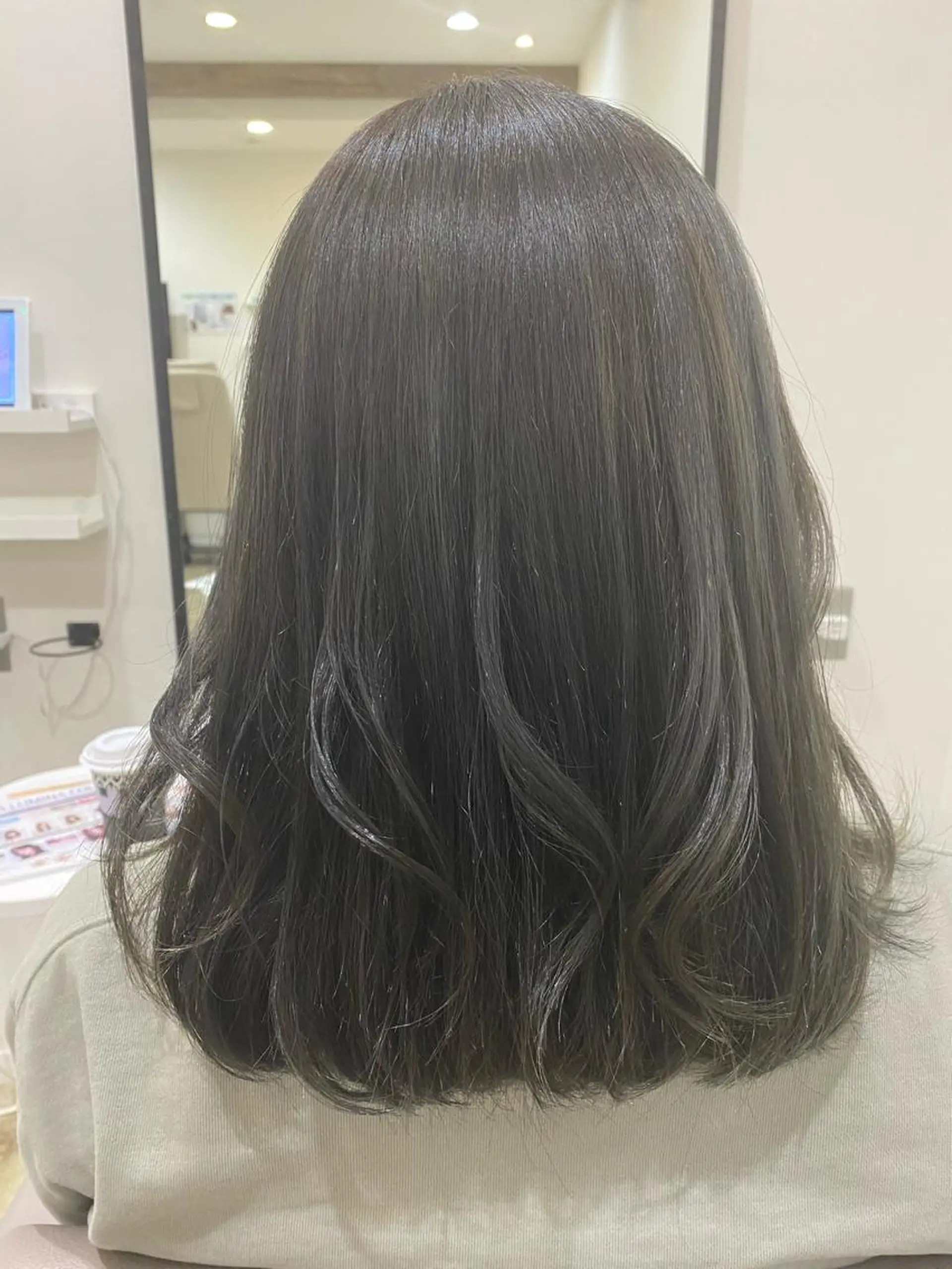 セミロング カラー Ashanti 磯崎のヘアスタイル