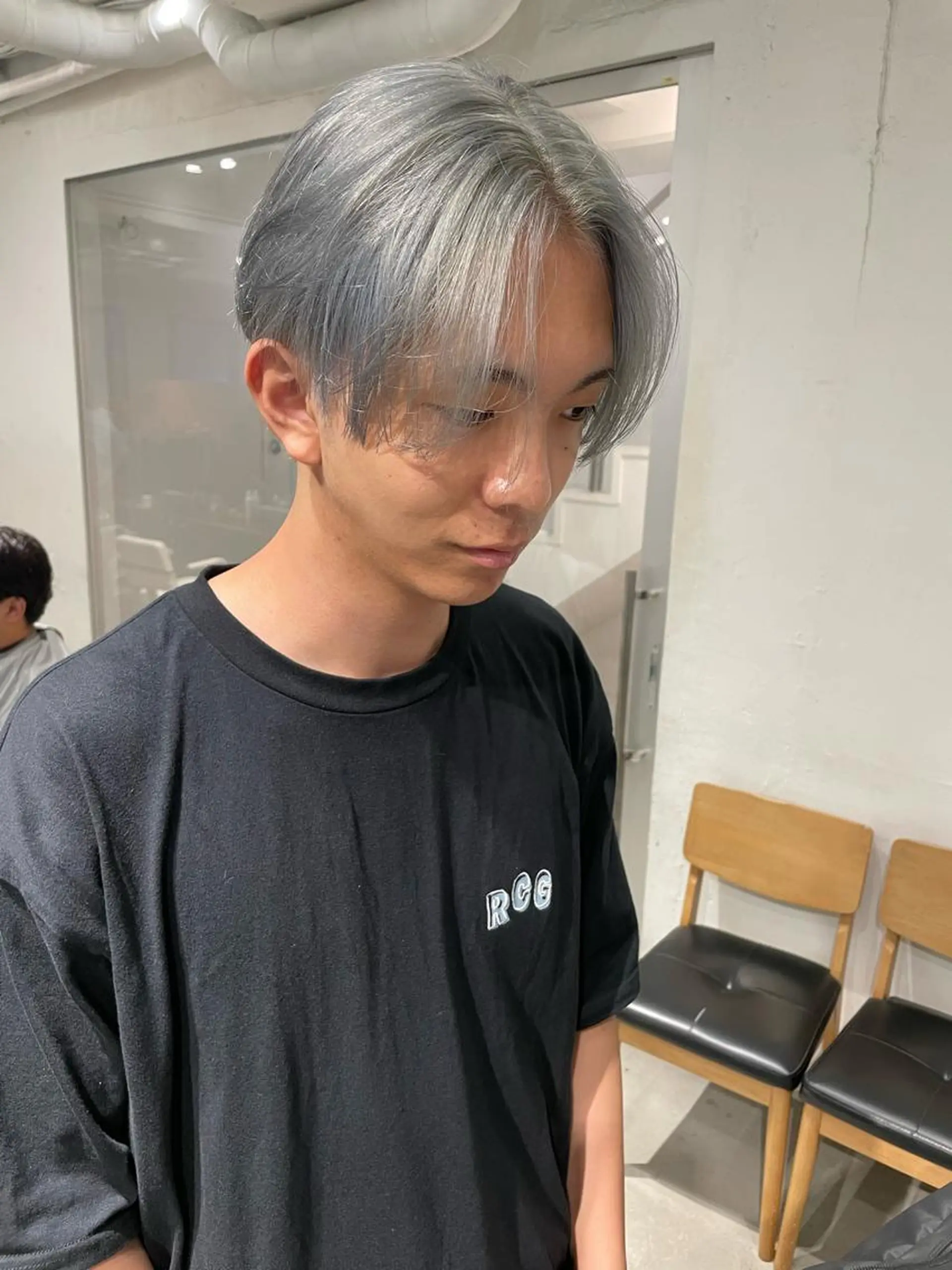 ショート カラー メンズ メンズバレイヤージュ メンズブリーチ センターパート フェードカット メンズハイライト ヘアカラー トリートメント スパイラルパーマ 🌐hina⭐️のヘアスタイル