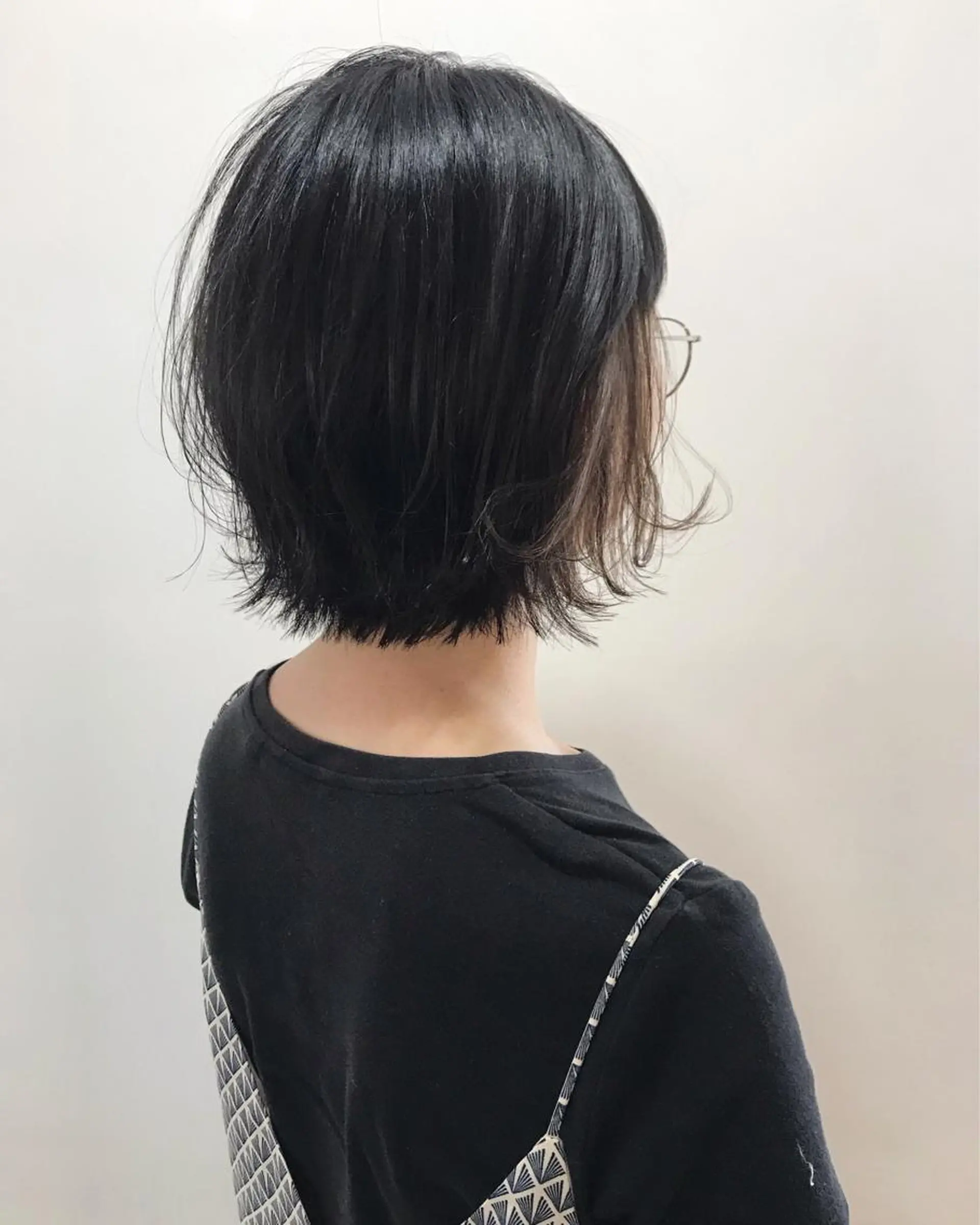 カラー 切りっぱなしボブ イヤリングカラー ボブ WATANABE MISAKIのヘアスタイル