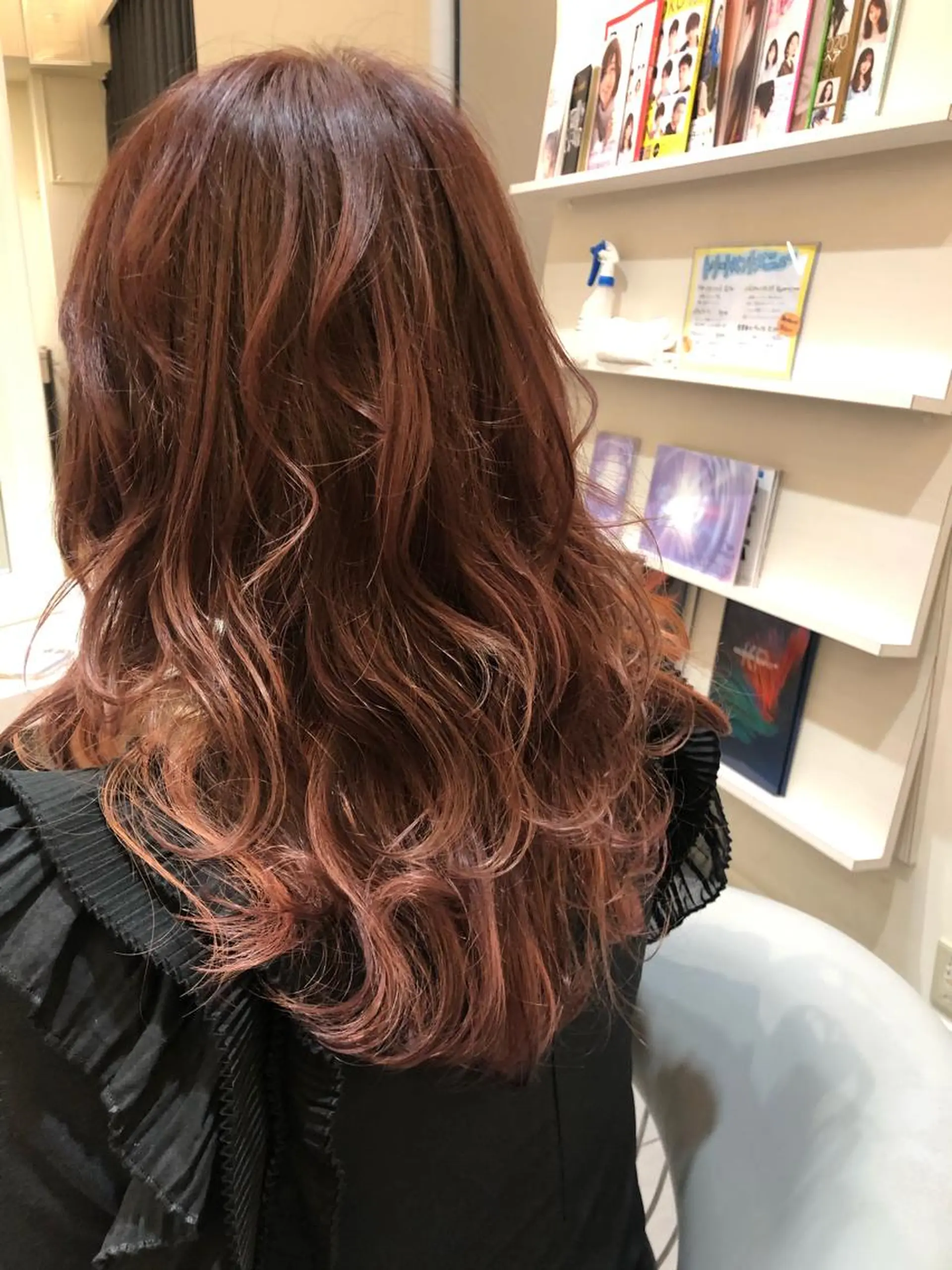 セミロング ヘアアレンジ レイヤーカット コテ巻きパーマ 阪上 沙織のヘアスタイル