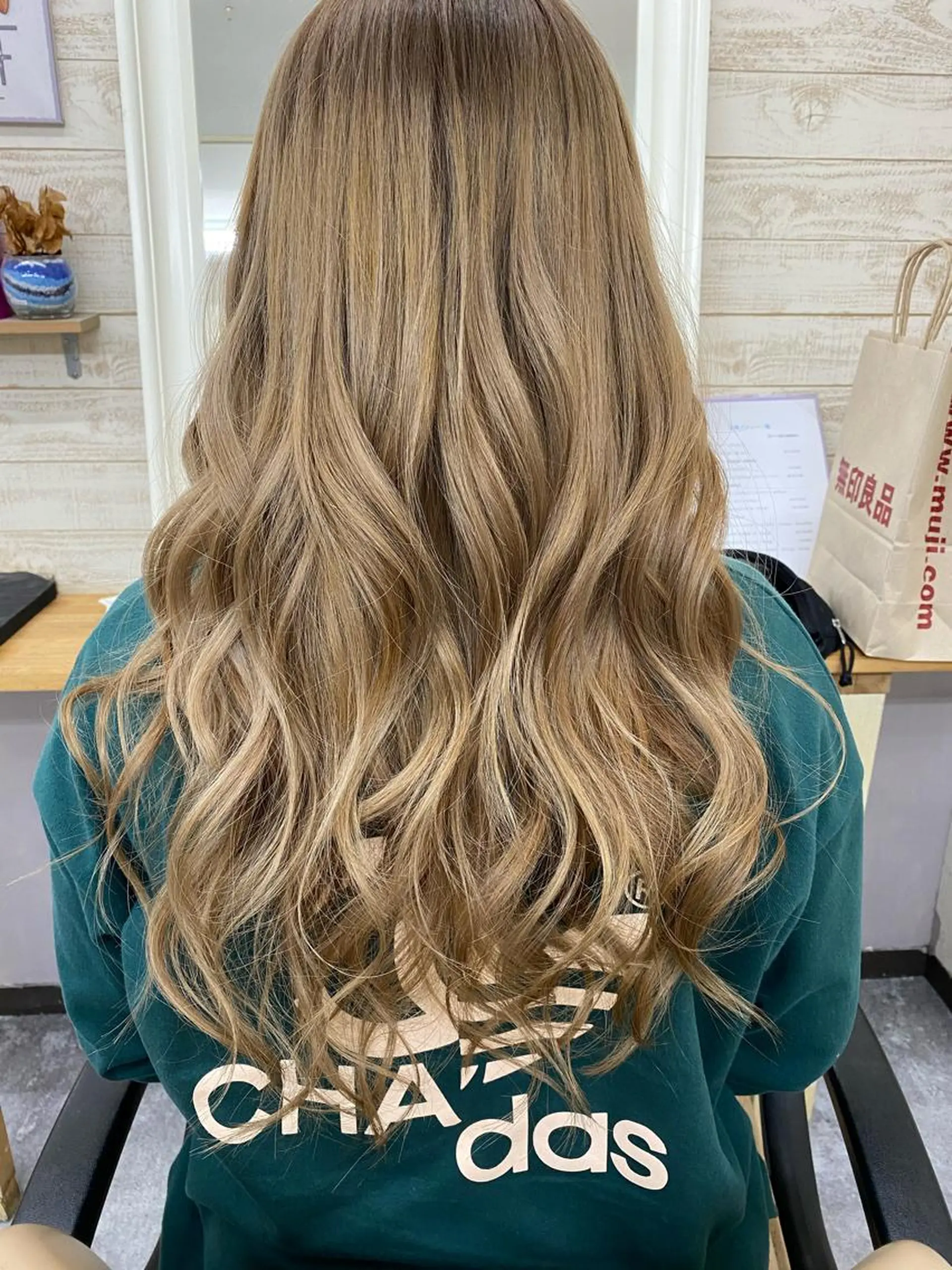 ロング カラー ベージュカラー Monica RIEのヘアスタイル