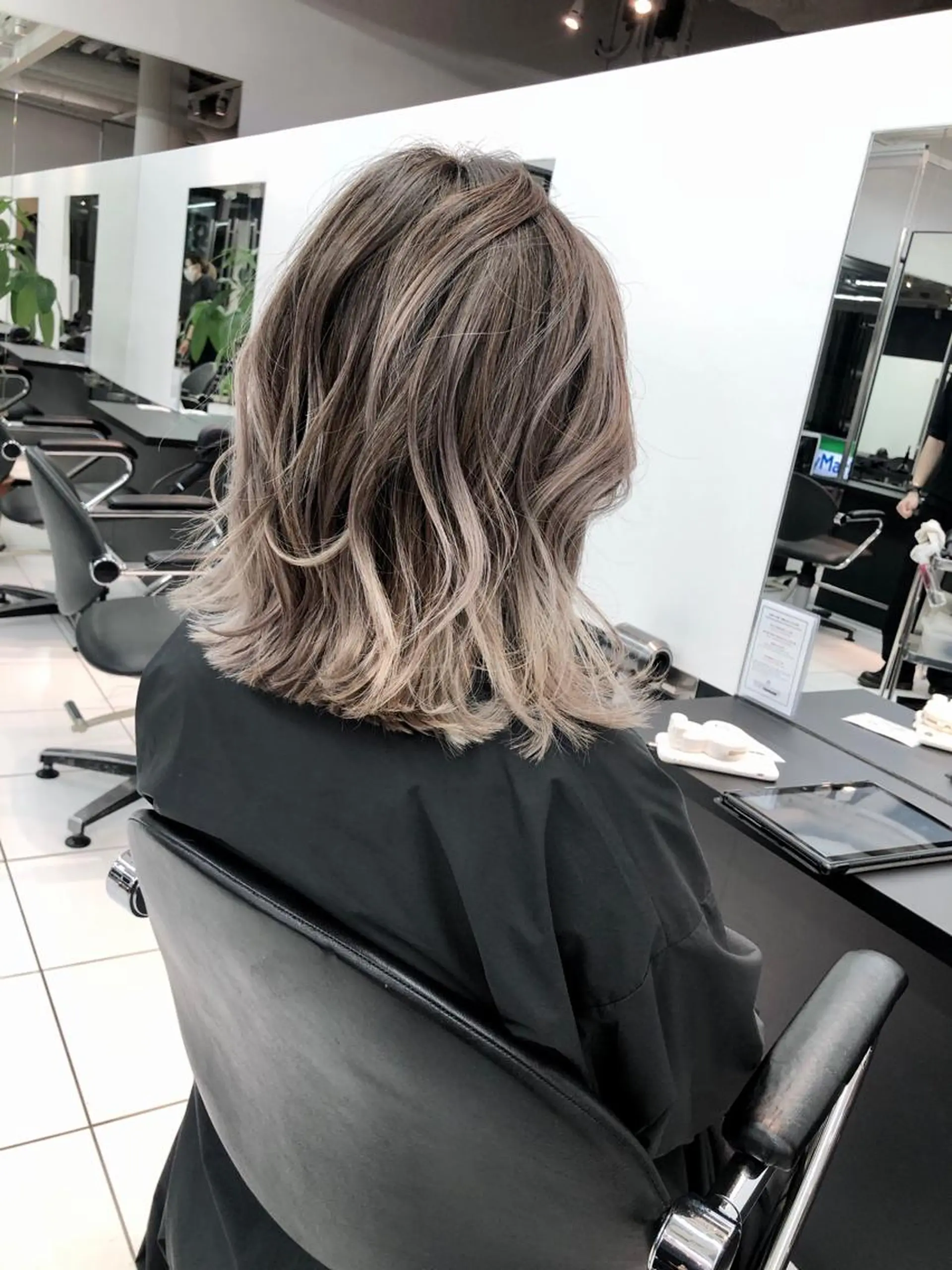 ミディアム 白髪ぼかしモデル募集 赤岡翔太のヘアスタイル