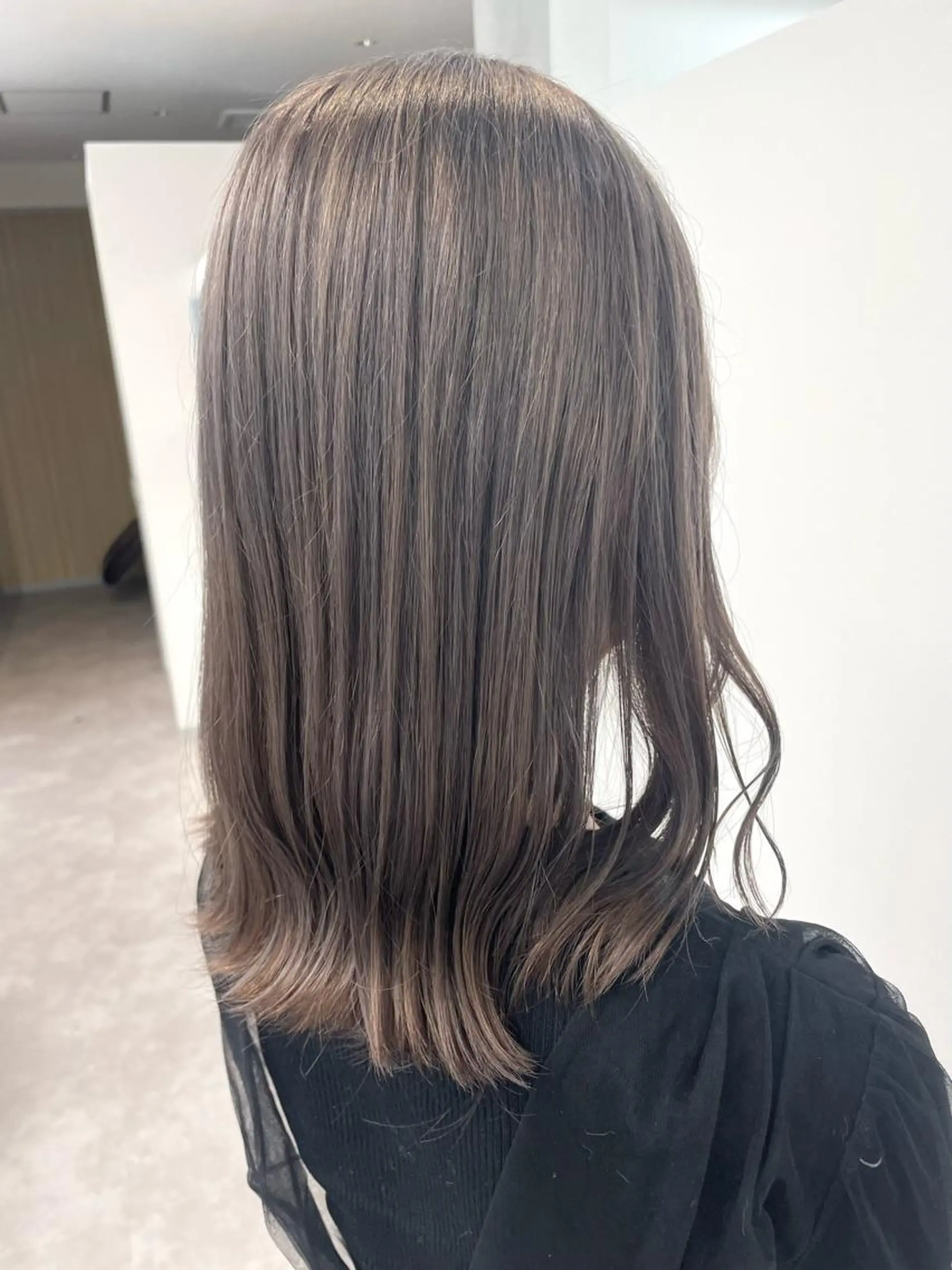 セミロング カラー ブリーチ ハイトーンカラー シルバー 髪質改善🌱 高橋みなみのヘアスタイル