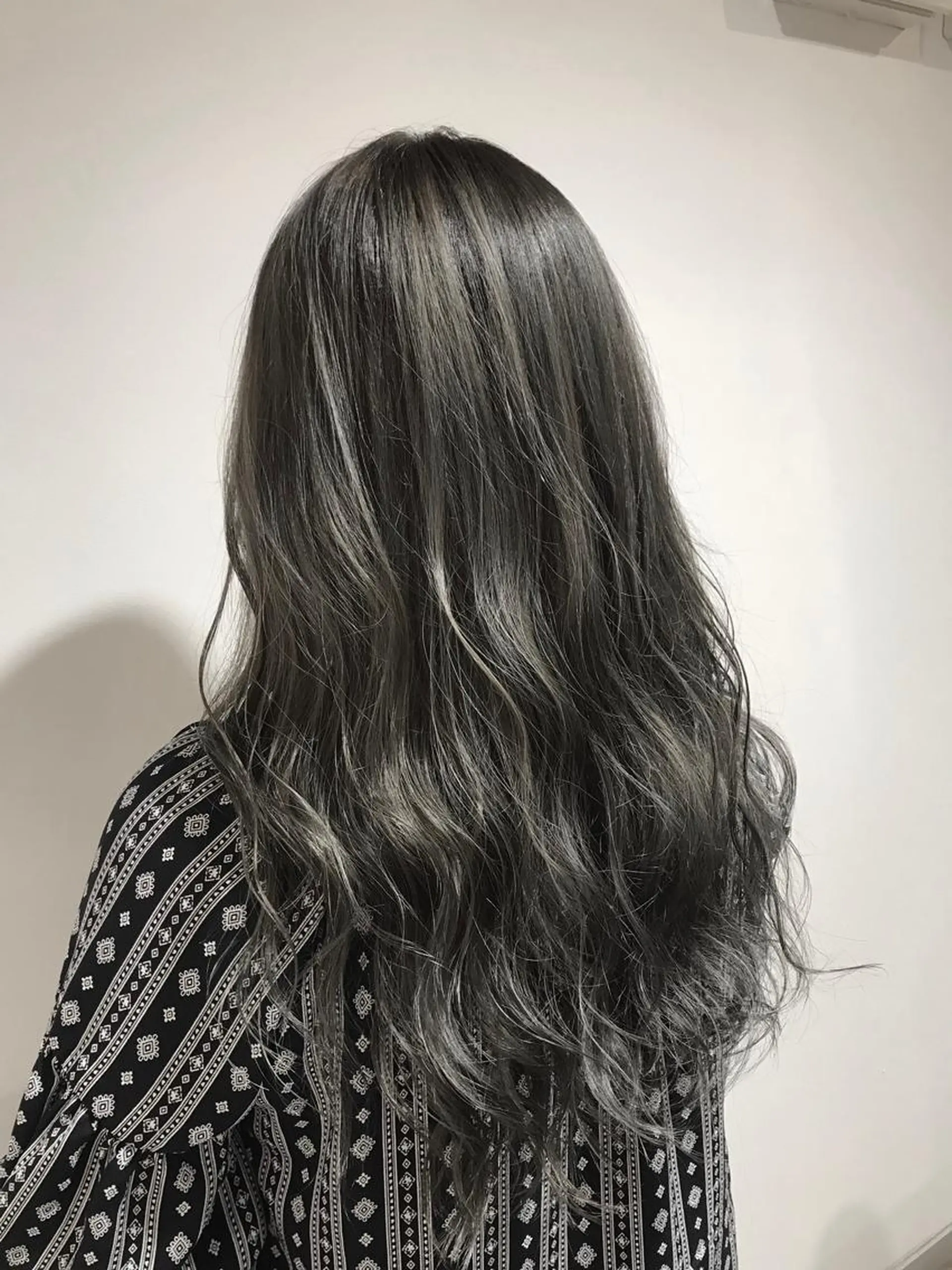 セミロング カラー パーマ ヘアアレンジ キッズ ネイル マツエク・マツパ シルバー シルバー ヘアカラー トリートメント 韓国♡ハイライト ♡YURIのヘアスタイル