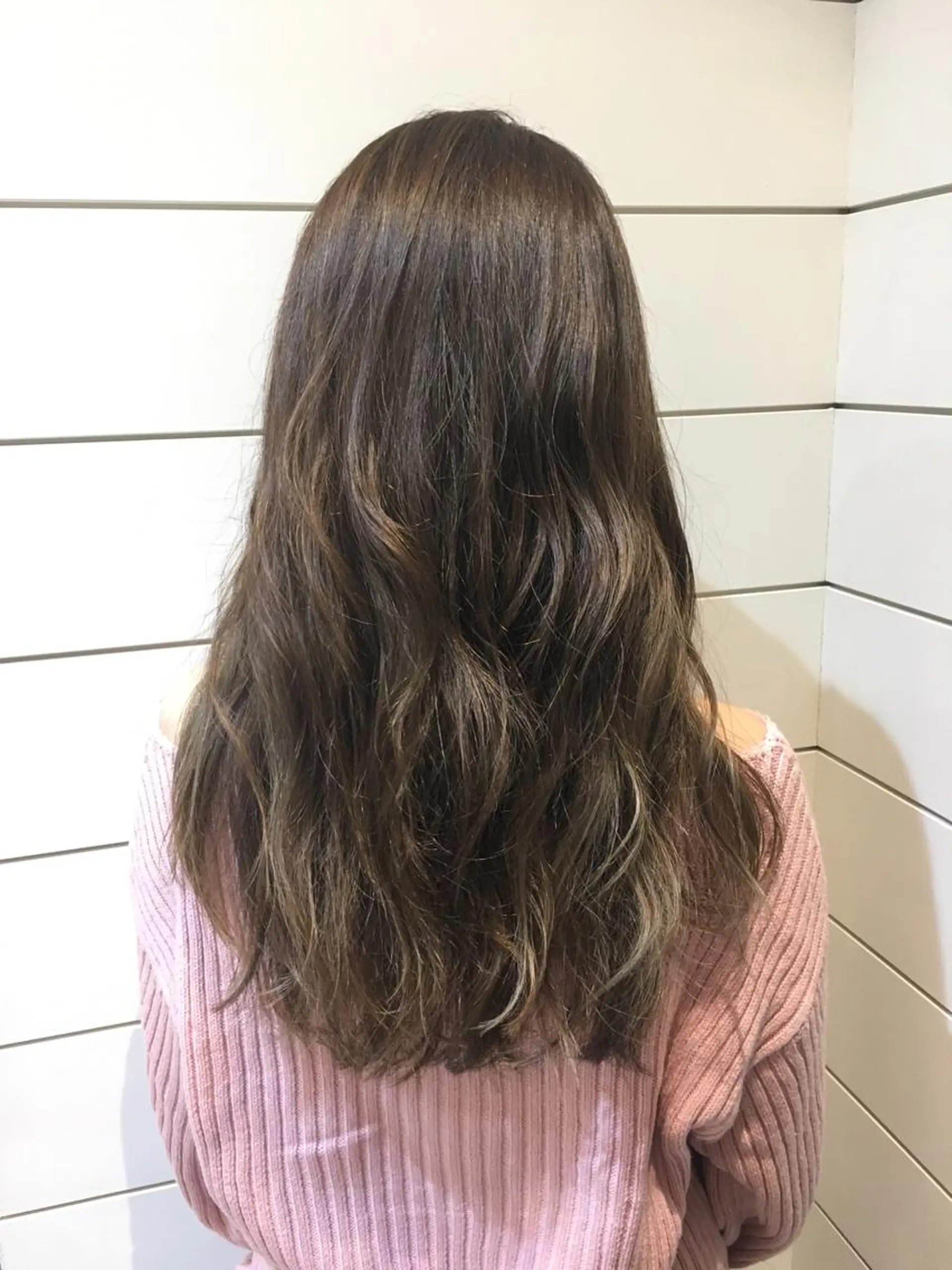 ロング カラー アッシュ 鍵山 千秋のヘアスタイル