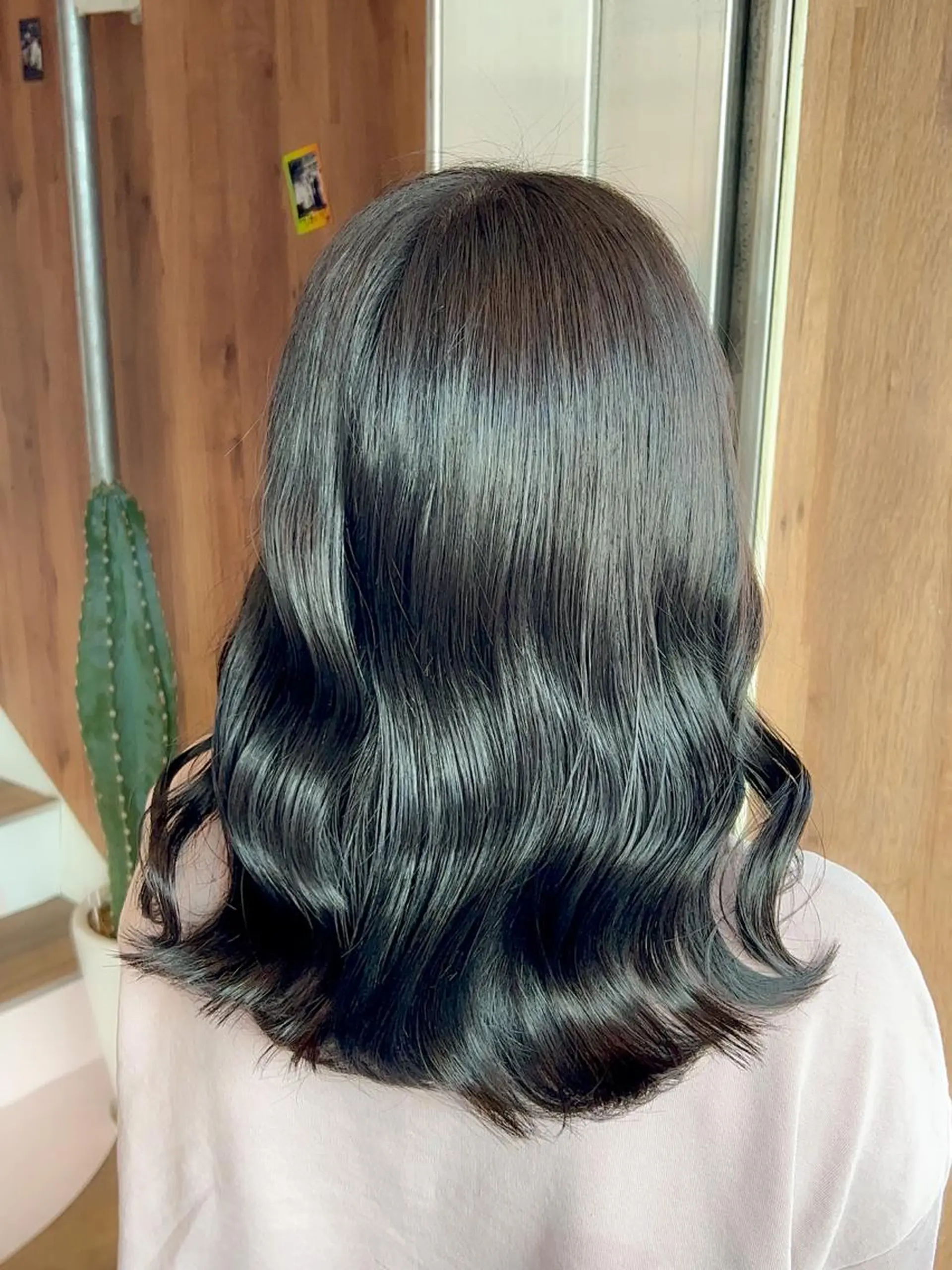 セミロング 関 彩花のヘアスタイル