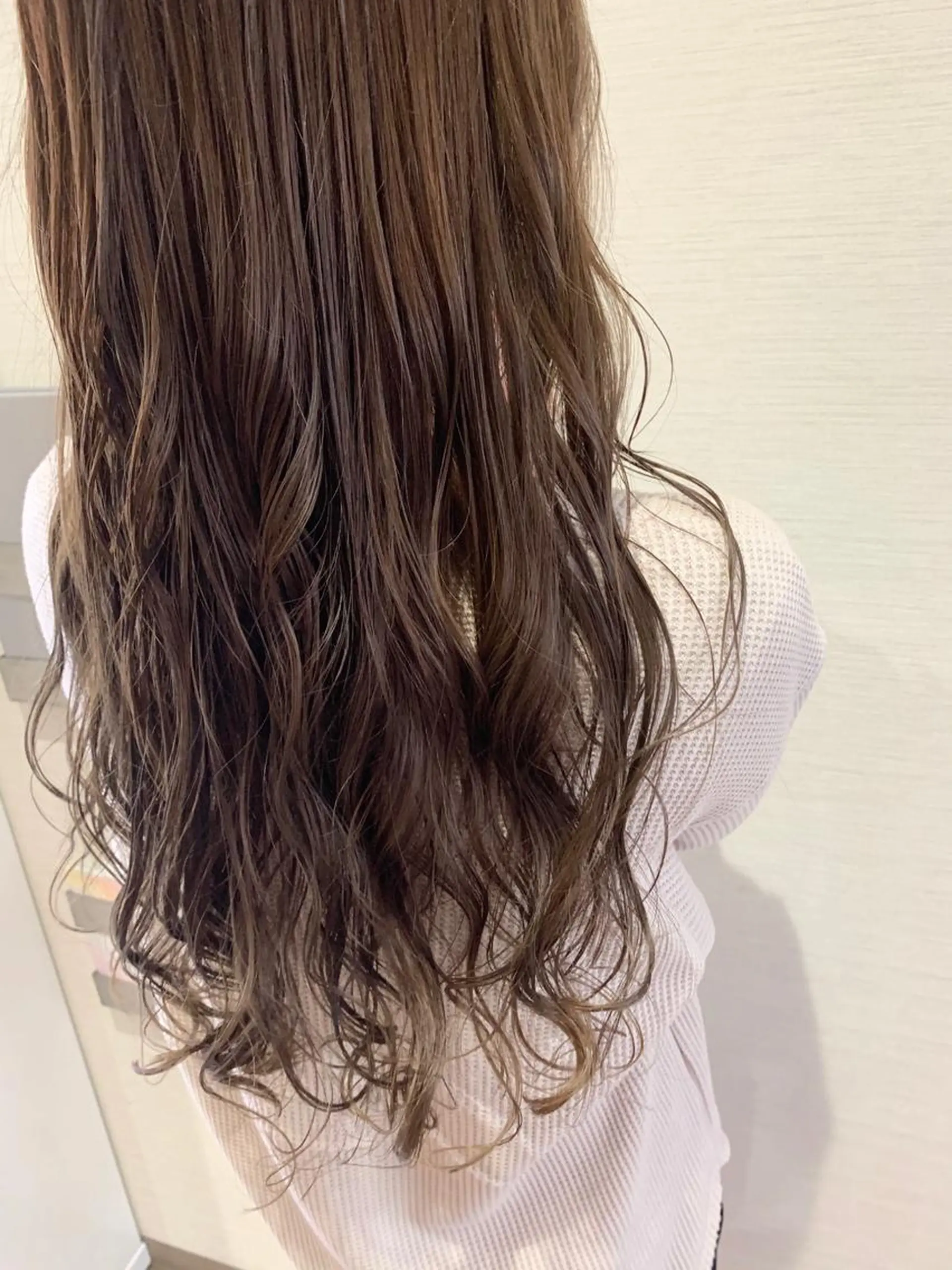 ロング カラー 蓮見  友里のヘアスタイル