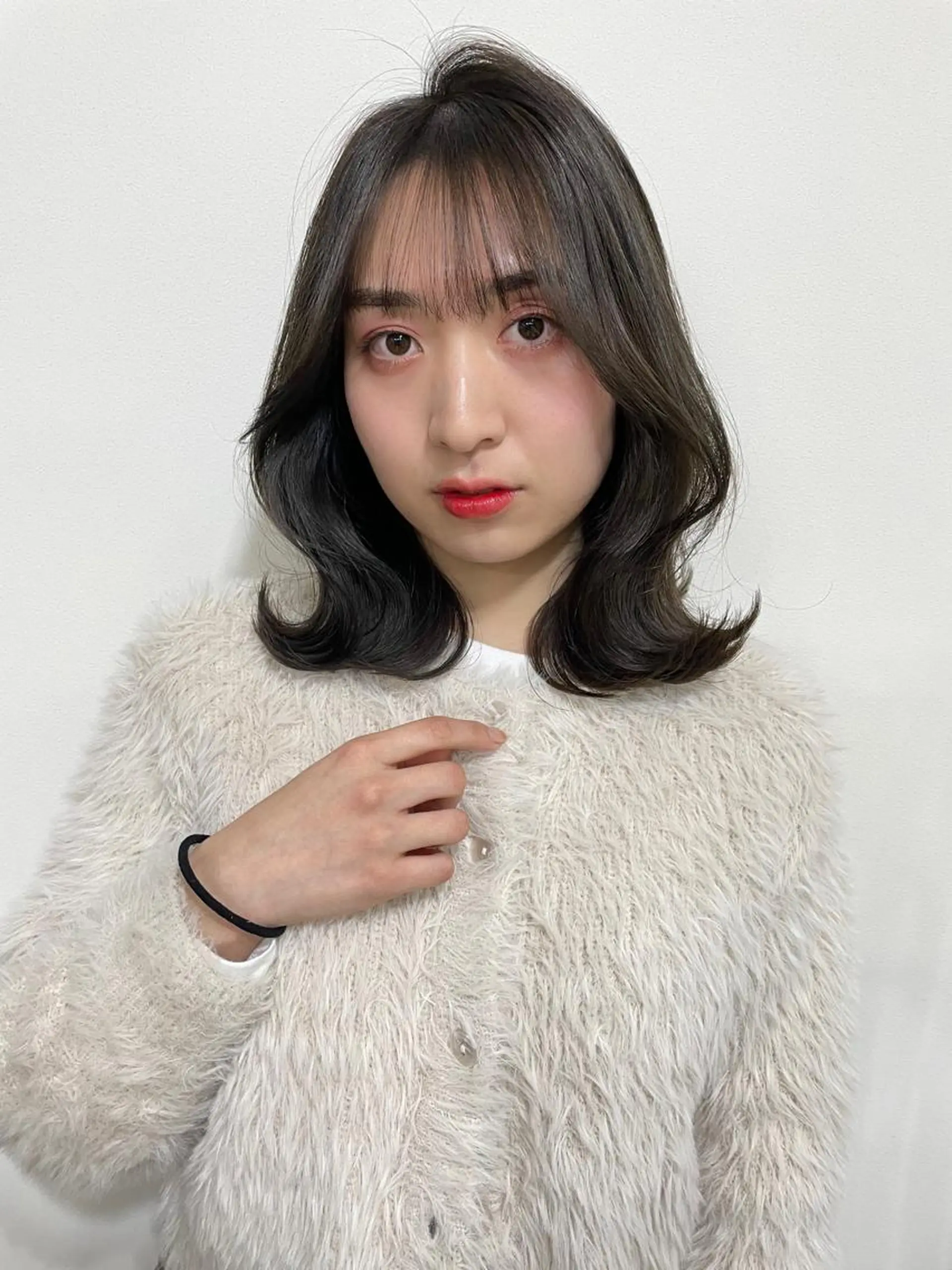 ミディアム カラー 黒髪 ブリーチ ブルーカラー ブルーブラック ケアブリーチ カット ヘアカラー トリートメント オリーブカラー 特化　　kaiのヘアスタイル