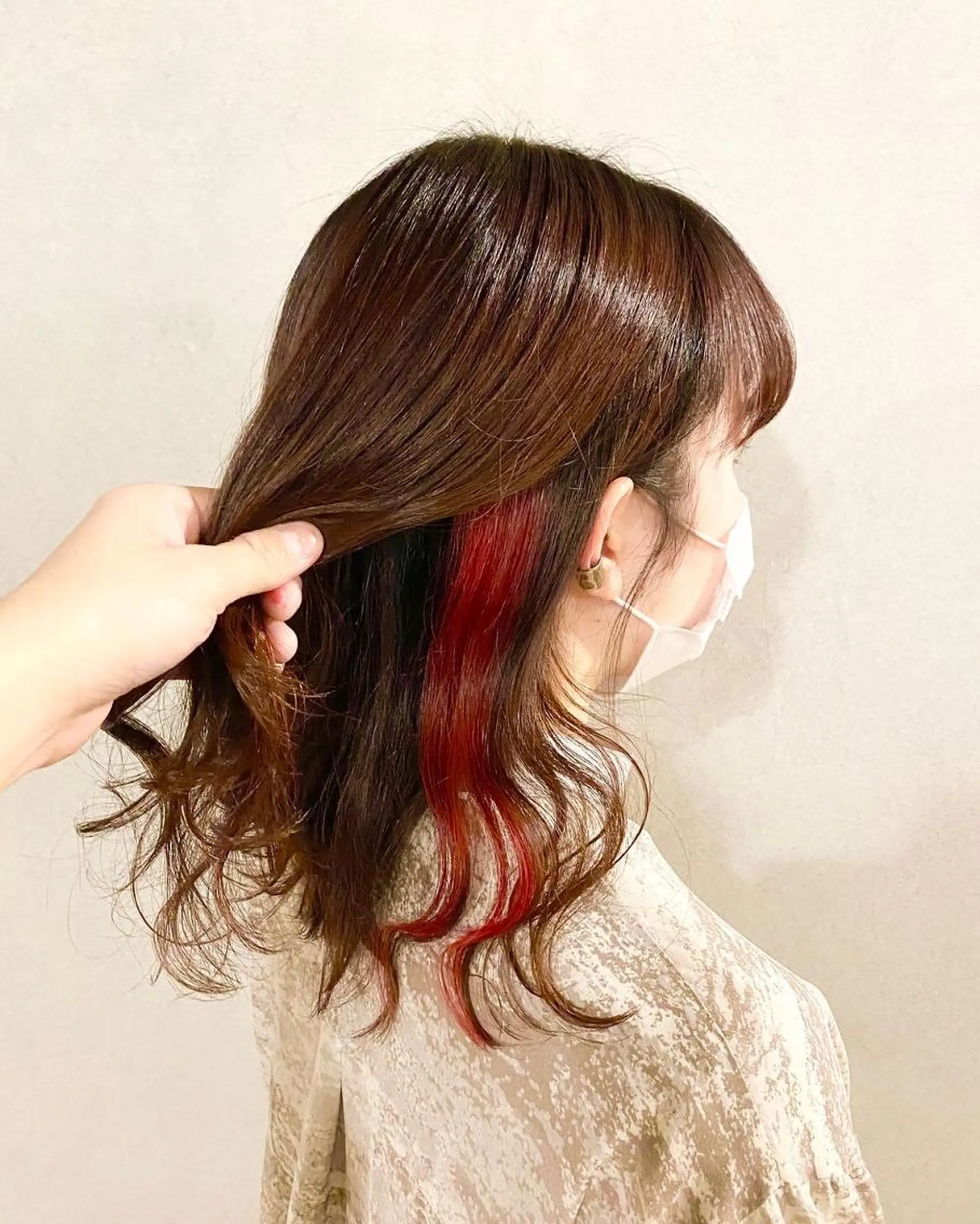セミロング カラー インナーカラー レッドカラー 高尾 勝利のヘアスタイル
