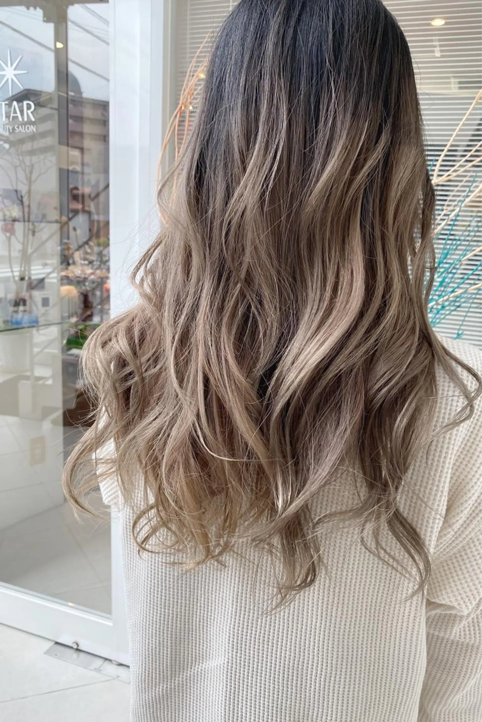 ロング 髪質改善カラー× 美髪ストレート前出のヘアスタイル