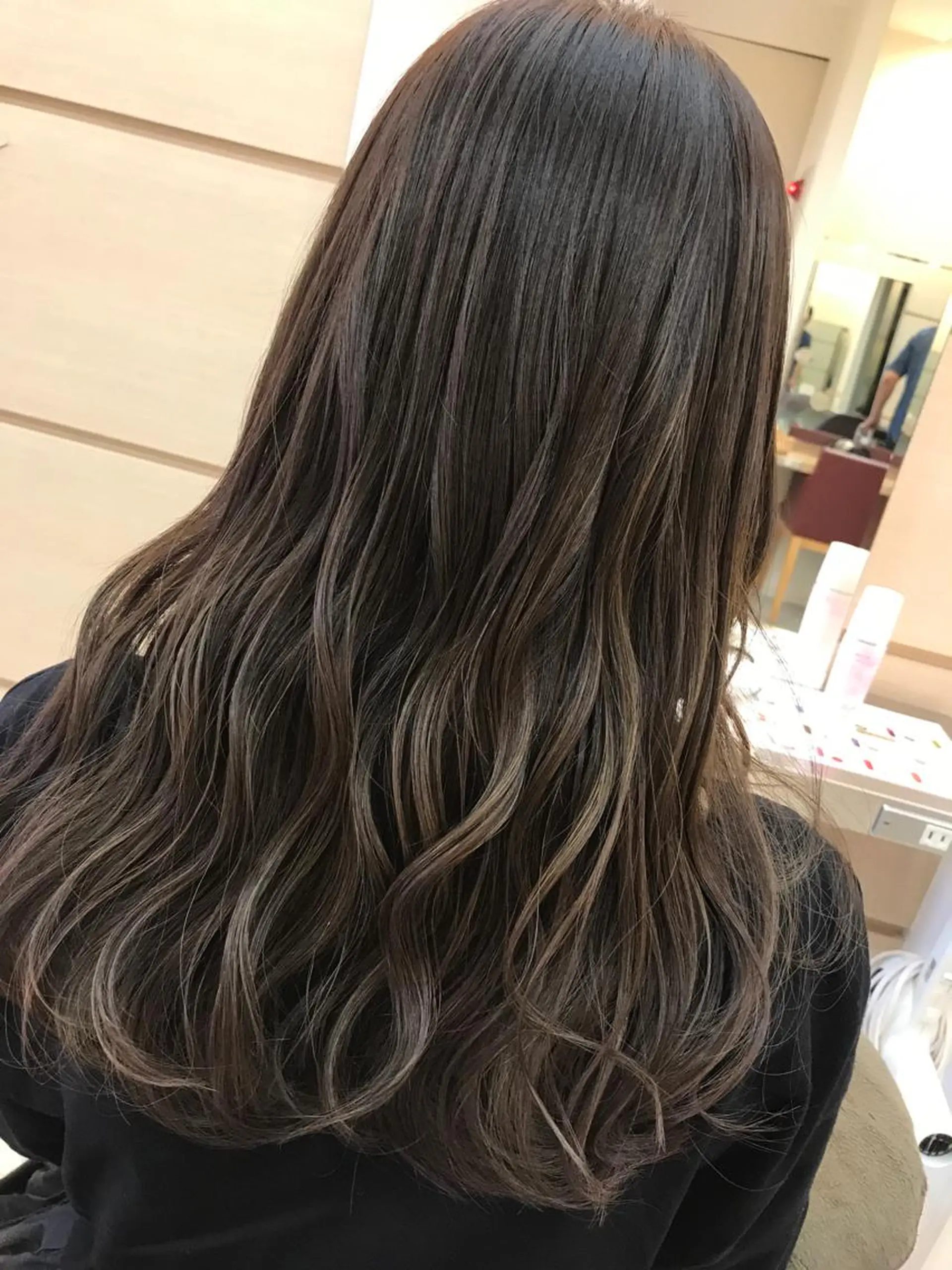 ロング カラー グレージュ 顔まわり‎🤍小顔 カット🤍みさきのヘアスタイル