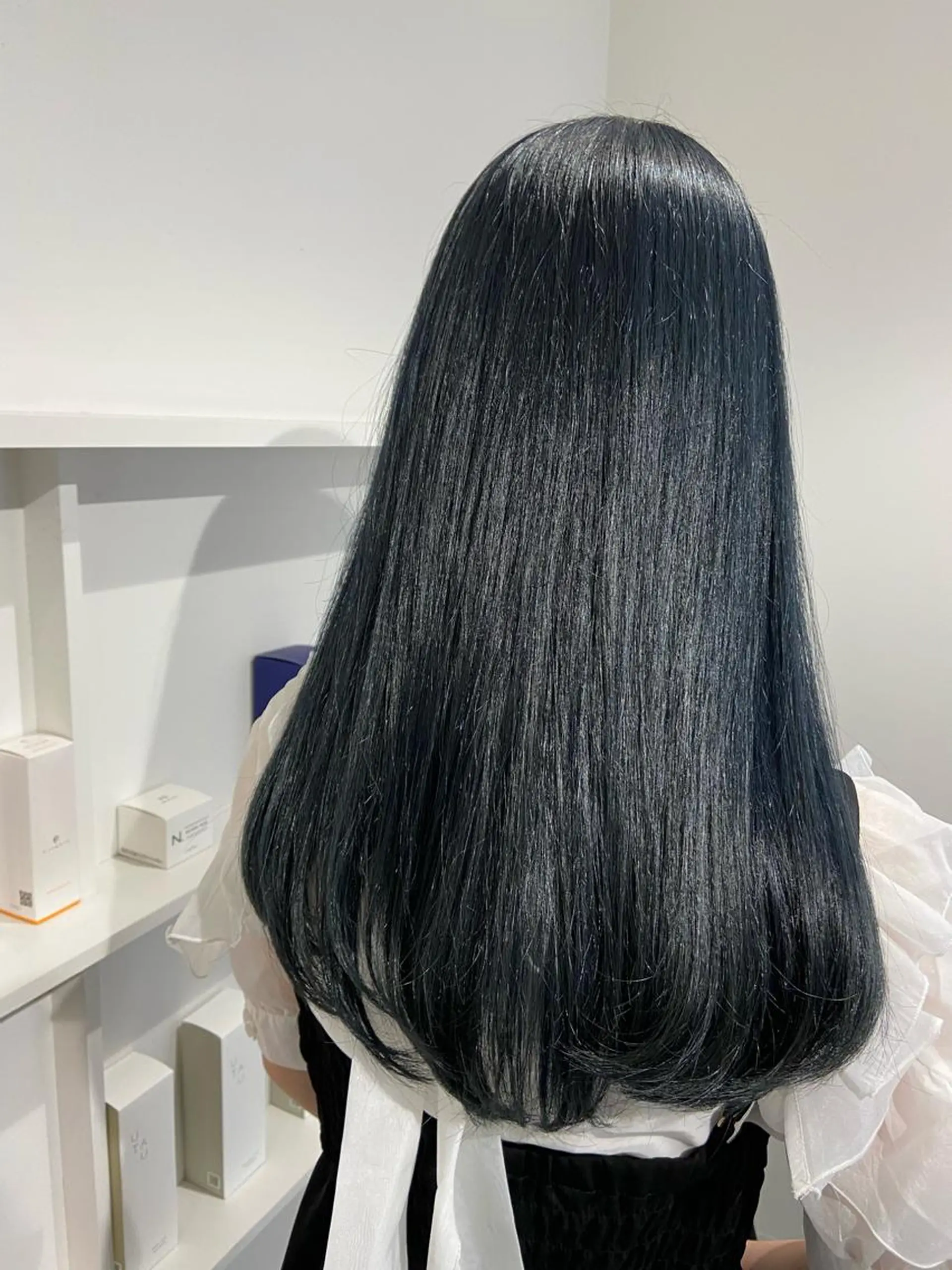 カラー 黒髪 ブリーチ ブルーカラー ブルーブラック イルミナカラー Sachi ／ VISEOのヘアスタイル