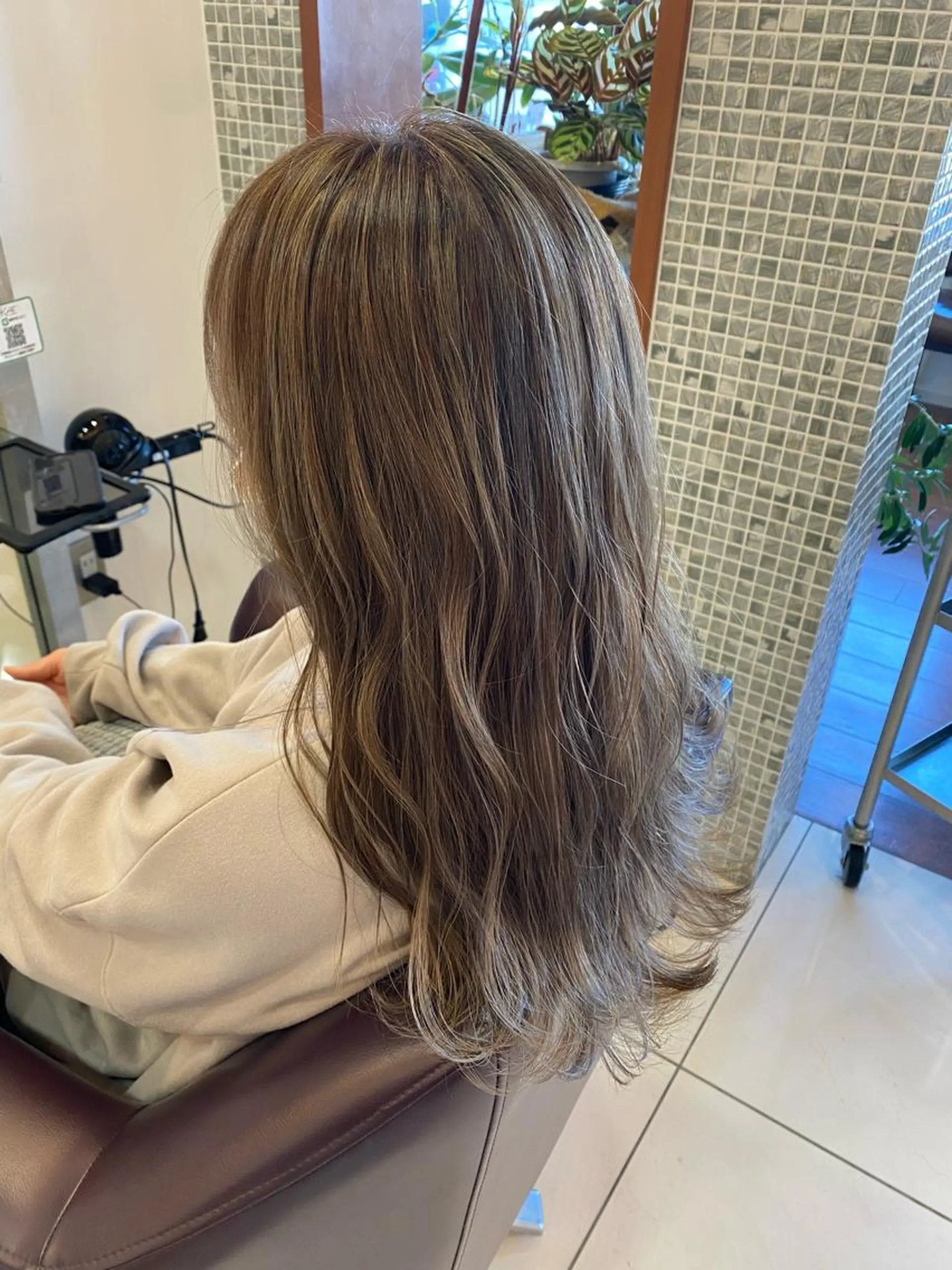 セミロング カラー グレージュ ハイライトカラー ミルクティーグレージュ ハイライト カット ヘアカラー トリートメント 鈴木 翔梧のヘアスタイル