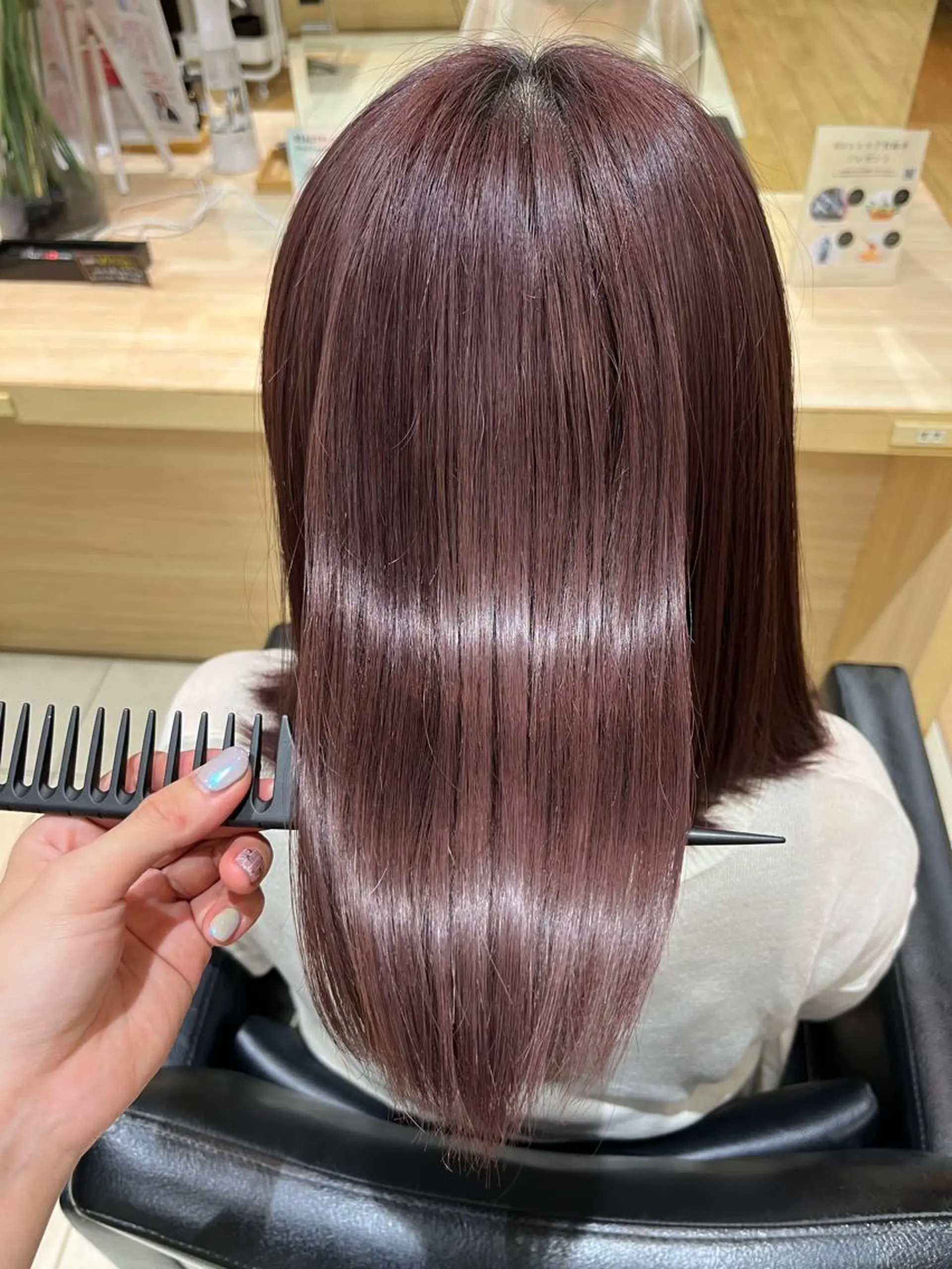 セミロング カラー 髪質改善 トリートメント カット 縮毛矯正 富永 美玖のヘアスタイル