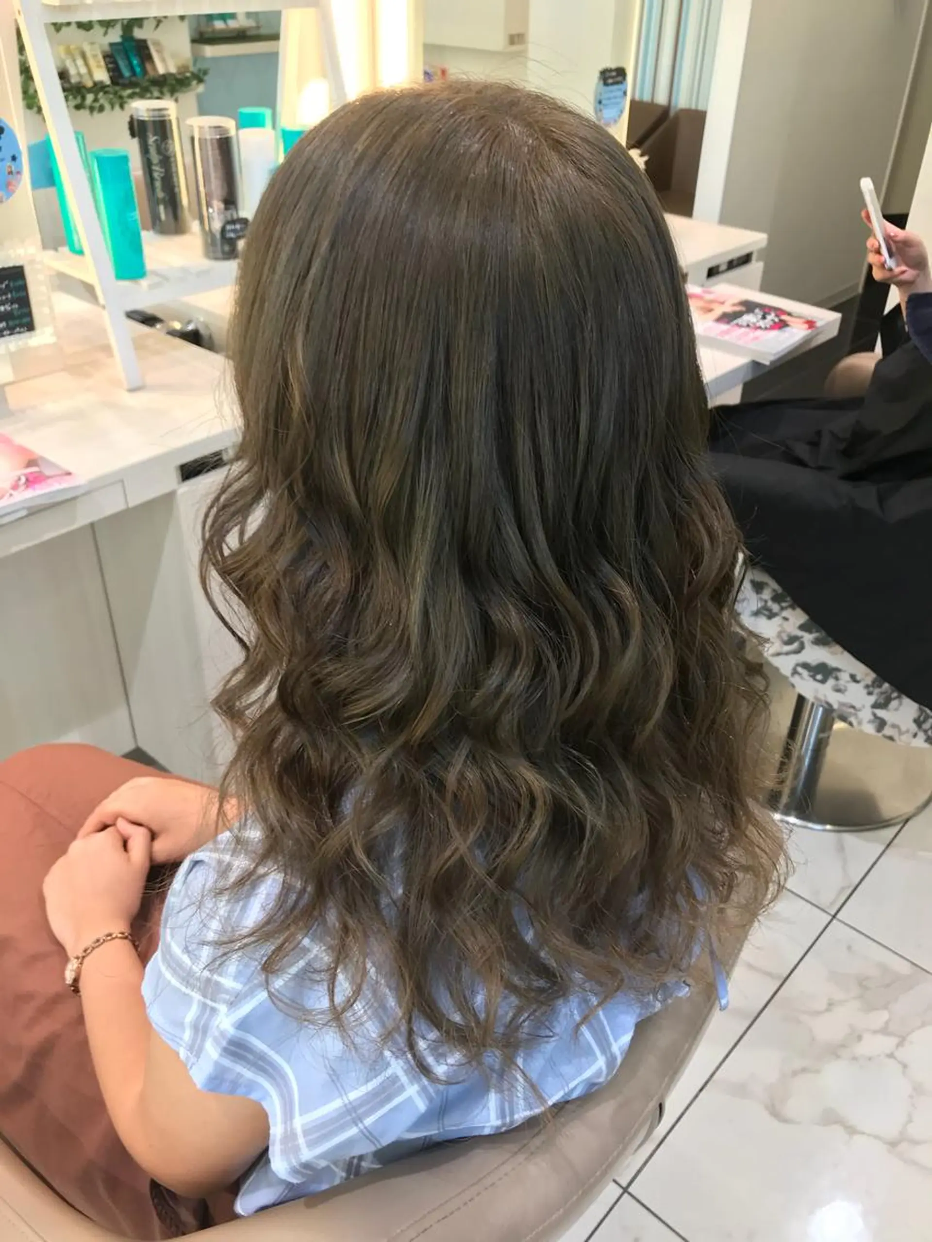 ロング カラー ベージュカラー ダブルカラー オリーブベージュ 清藤綾/脱白髪染め 白髪ぼかしハイライトのヘアスタイル