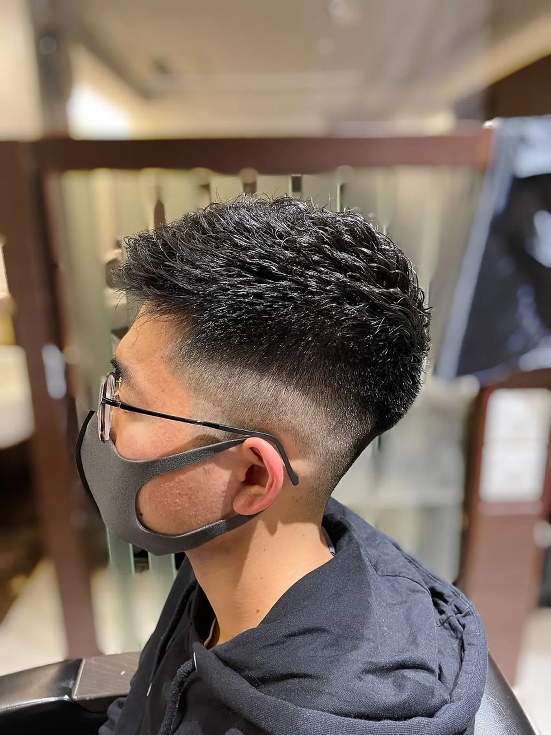 ショート パーマ メンズ フェードカット 濡れパン パーマ 岡崎 隆晟のヘアスタイル