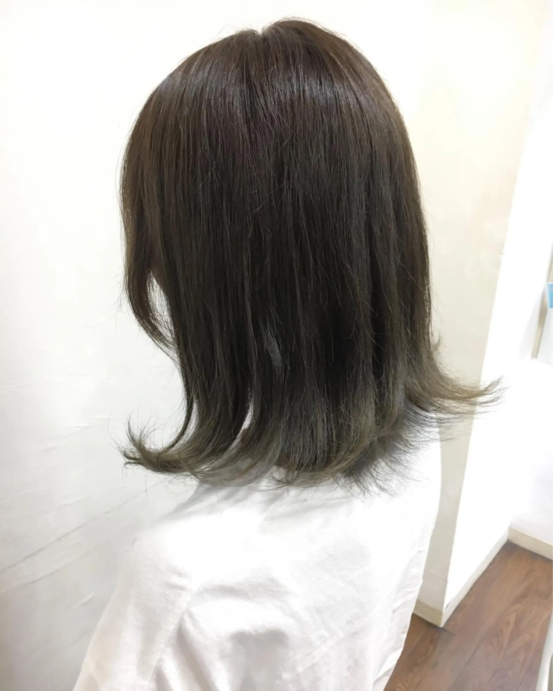 ミディアム カラー アッシュ インナーカラー シルバー シルバーアッシュ GLAD 萩原のヘアスタイル