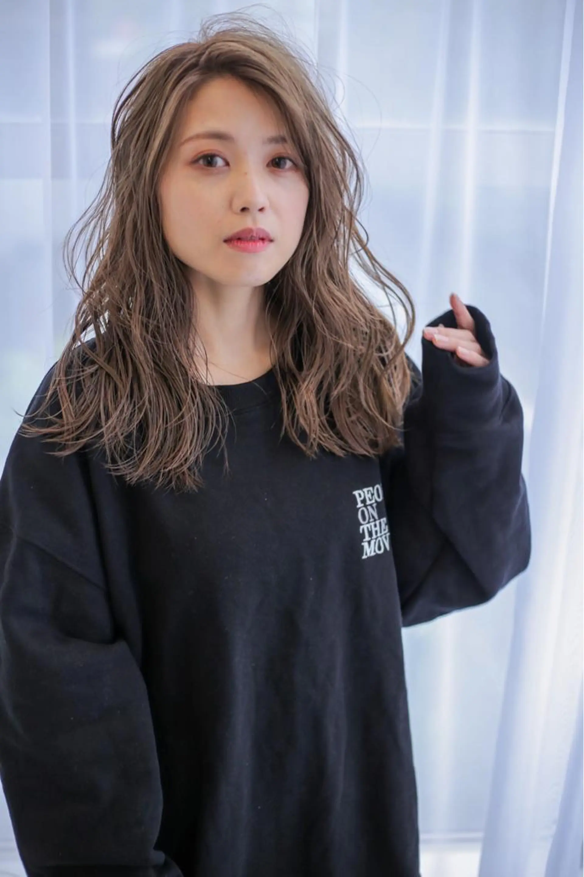 セミロング カラー ioe 岡本のヘアスタイル
