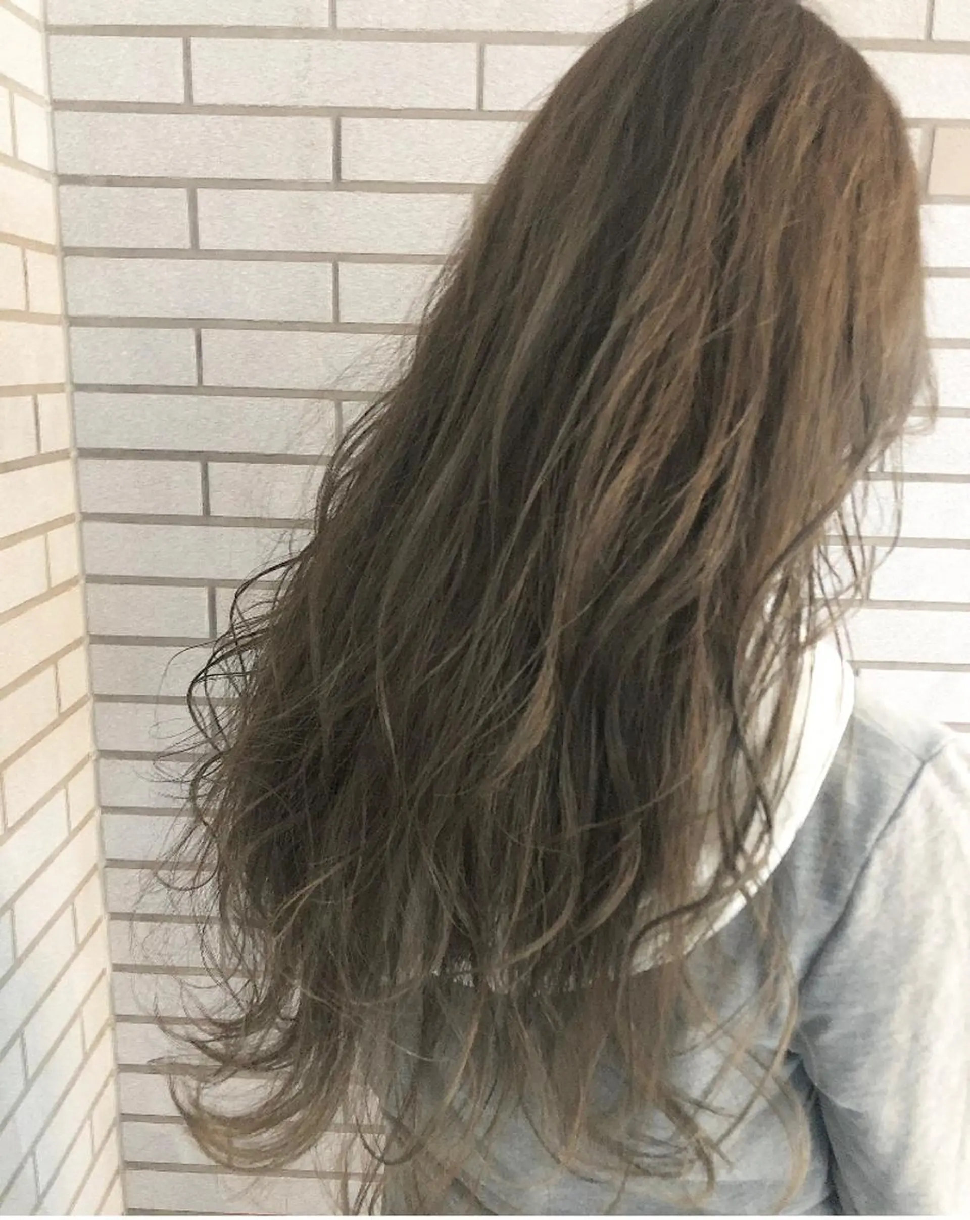 ロング カラー アディクシーカラー アッシュ ブリーチ ダークグレー ダブルカラー 中村 よしひでのヘアスタイル