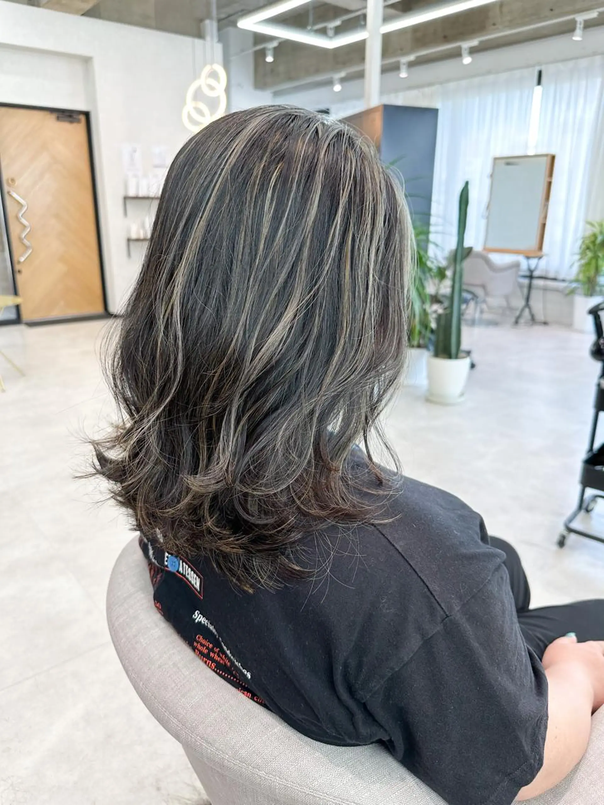 ミディアム カラー ブリーチ ハイライトカラー ハイライト カット ヘアカラー トリートメント ヒラ マツのヘアスタイル