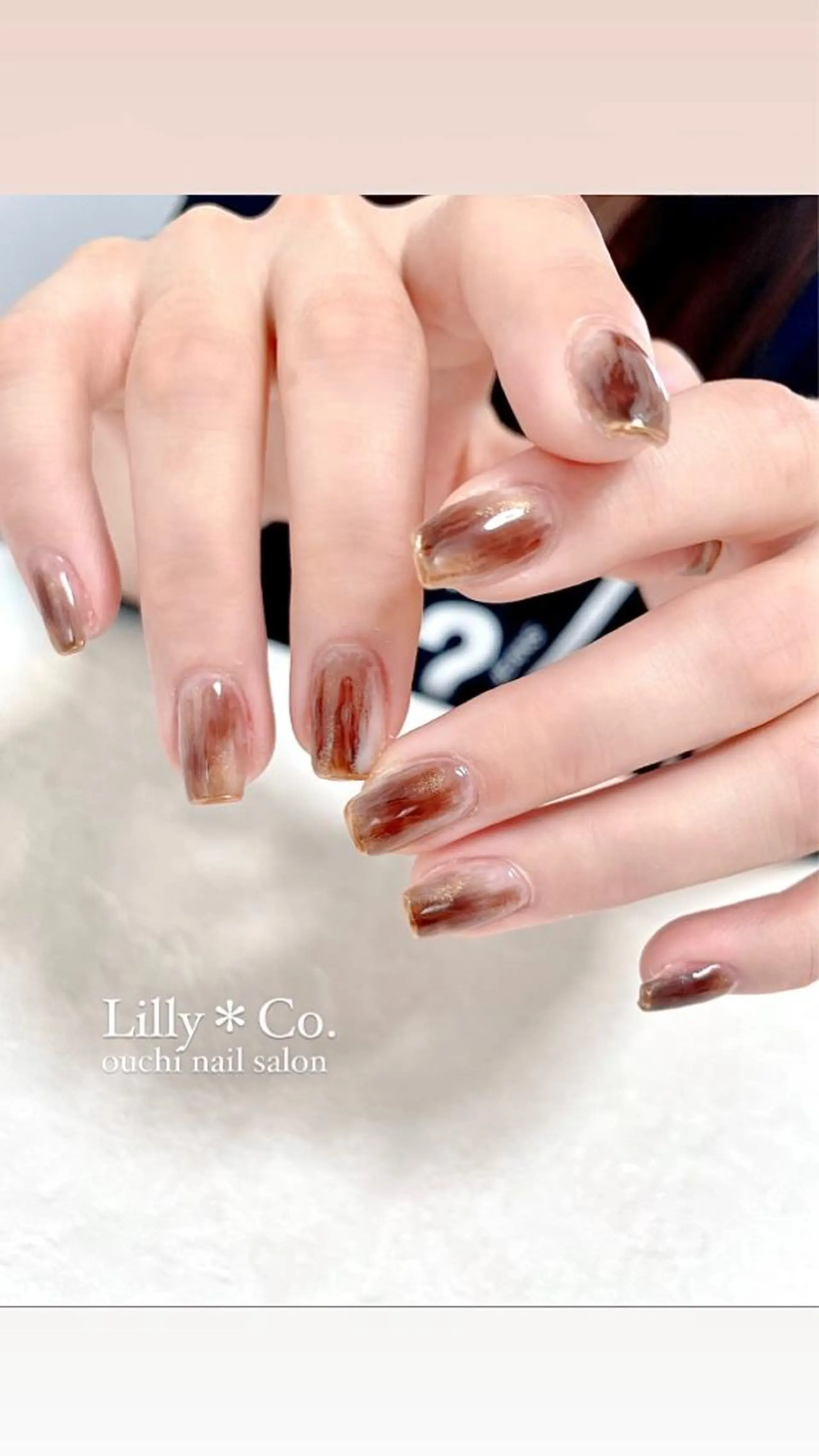 ネイル ブラウン ゴールド ニュアンスネイル ハンドネイル ハンドケア Lilly Co.のネイルデザイン