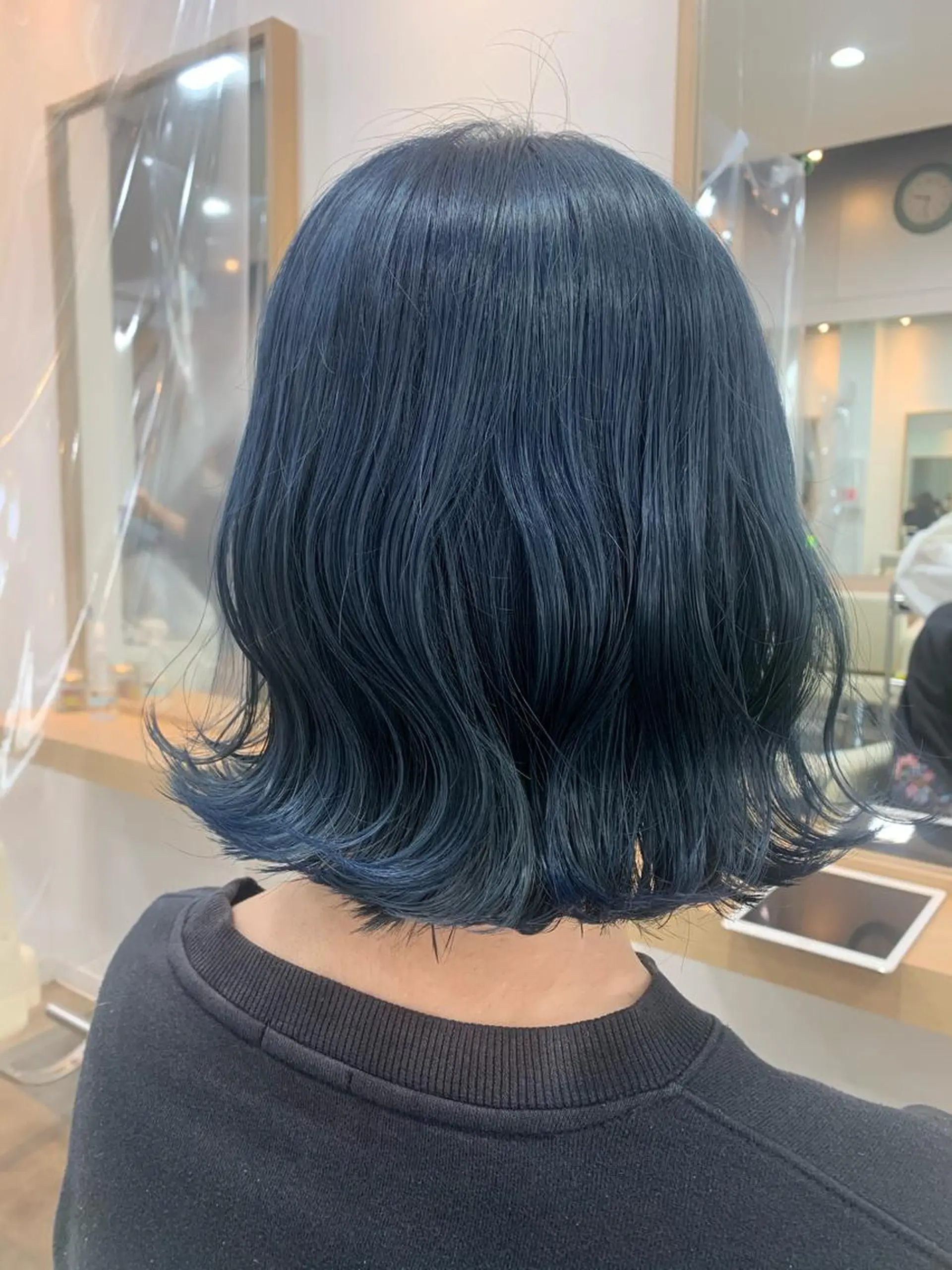 ミディアム カラー ブリーチ ブルーカラー ネイビーカラー 透け感✨ダメージレス カラーHana🤍のヘアスタイル