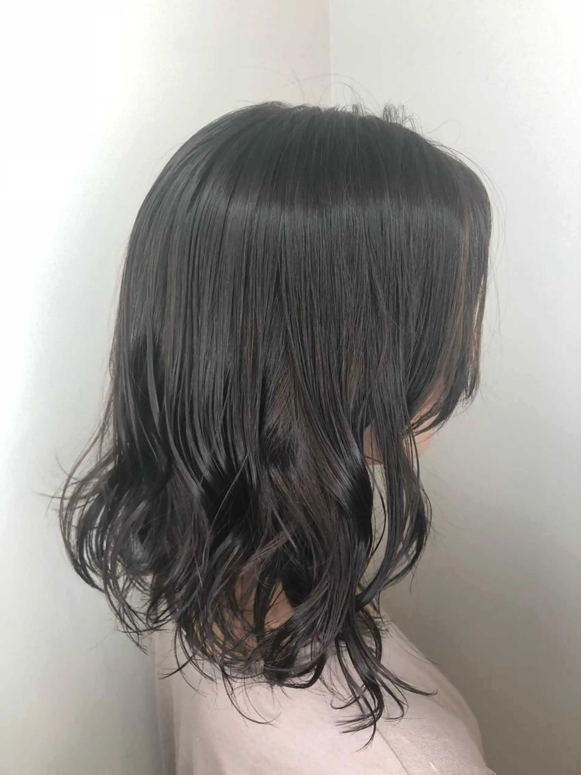 セミロング カラー ウルフカット／吉村 桃子のヘアスタイル