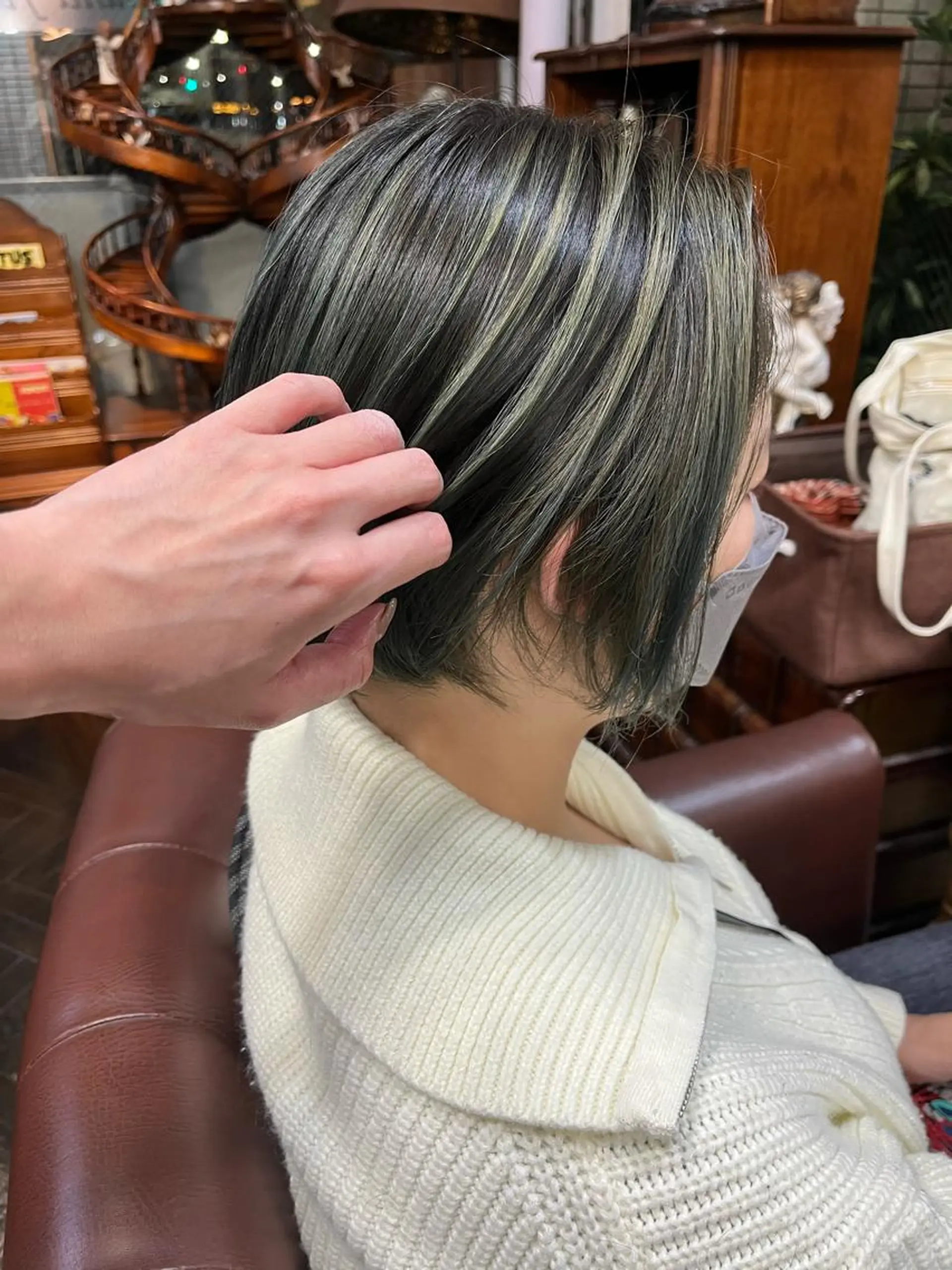 ミディアム カラー バレイヤージュ レイヤーカット カット ヘアカラー トリートメント モモカ/ハイトーン /バレイヤージュのヘアスタイル