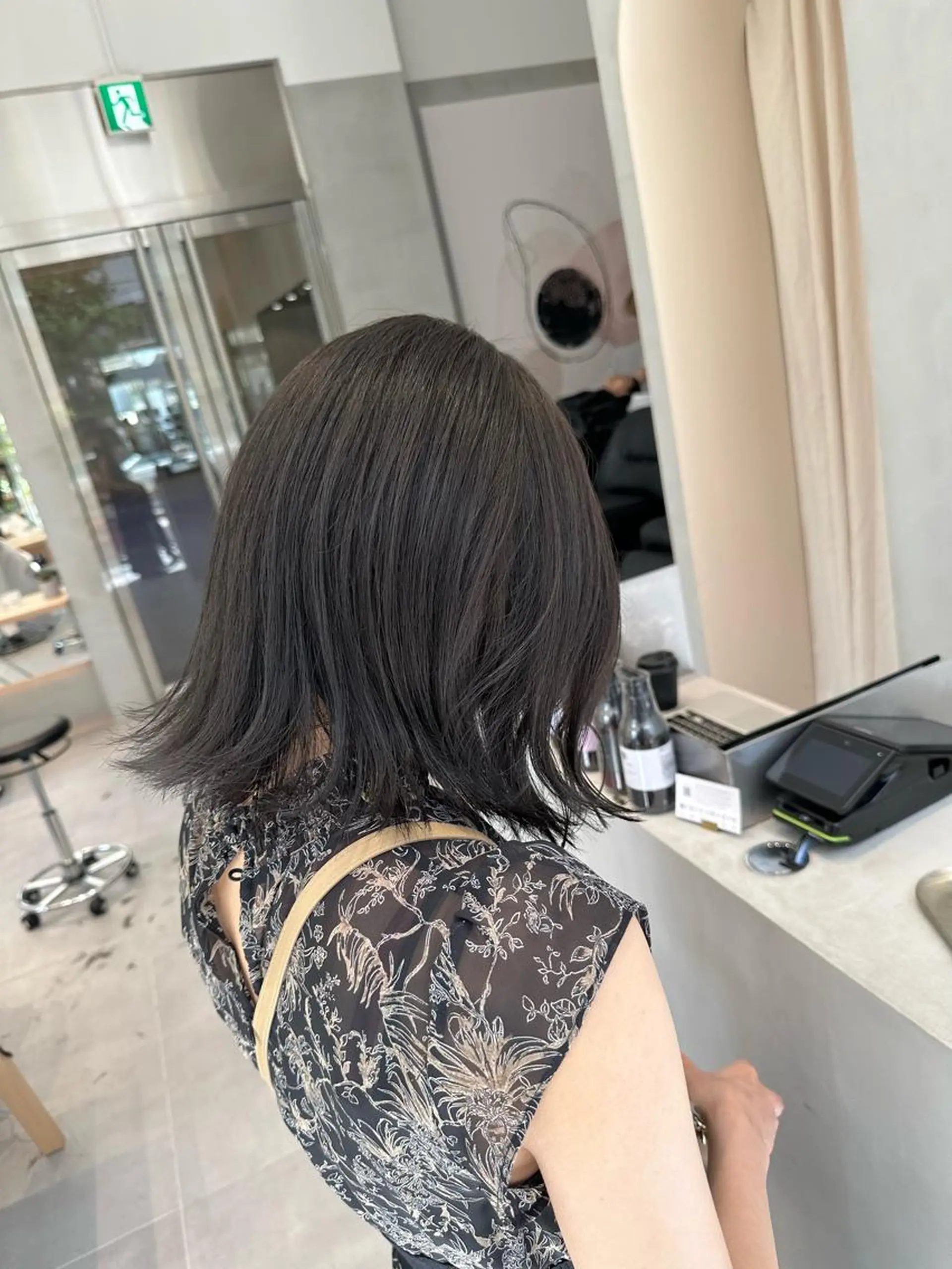 ミディアム カラー ヘアカラー トリートメント ヘッドスパ ヘアセット ミオ💎ショート 透ける暗髪のヘアスタイル