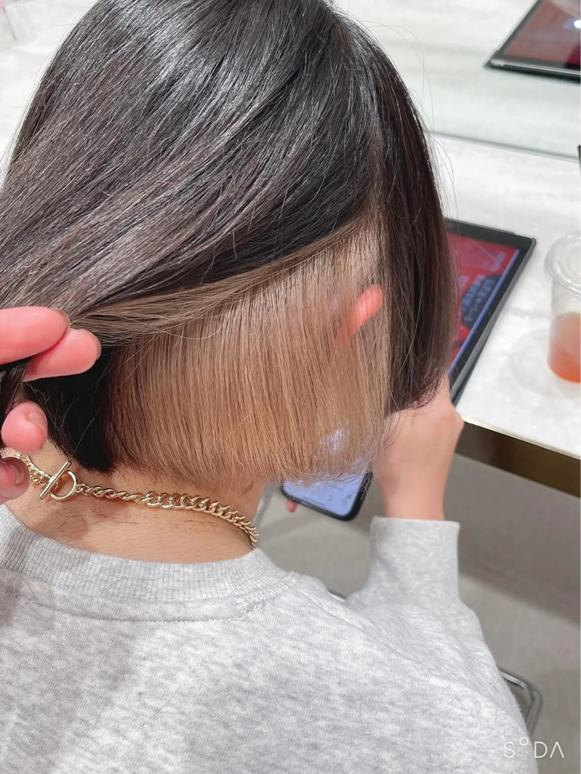 ミディアム カラー ベージュカラー 透明感カラー イヤリングカラー グレージュ ボブ ヘアカラー トリートメント レイヤー専門家 ダブルカラー修のヘアスタイル