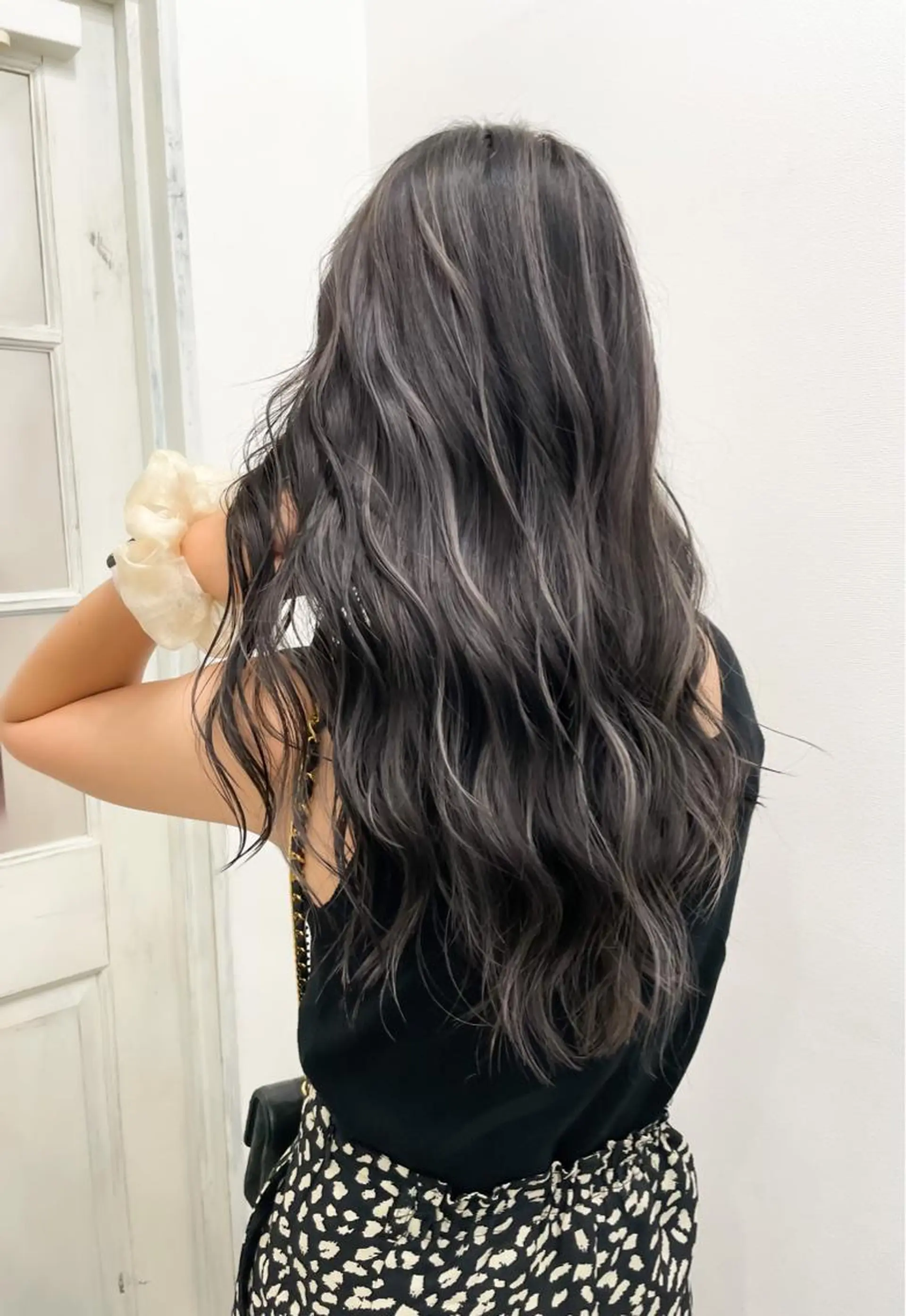 ロング 白いハイライト🤍 タナカリョウスケのヘアスタイル