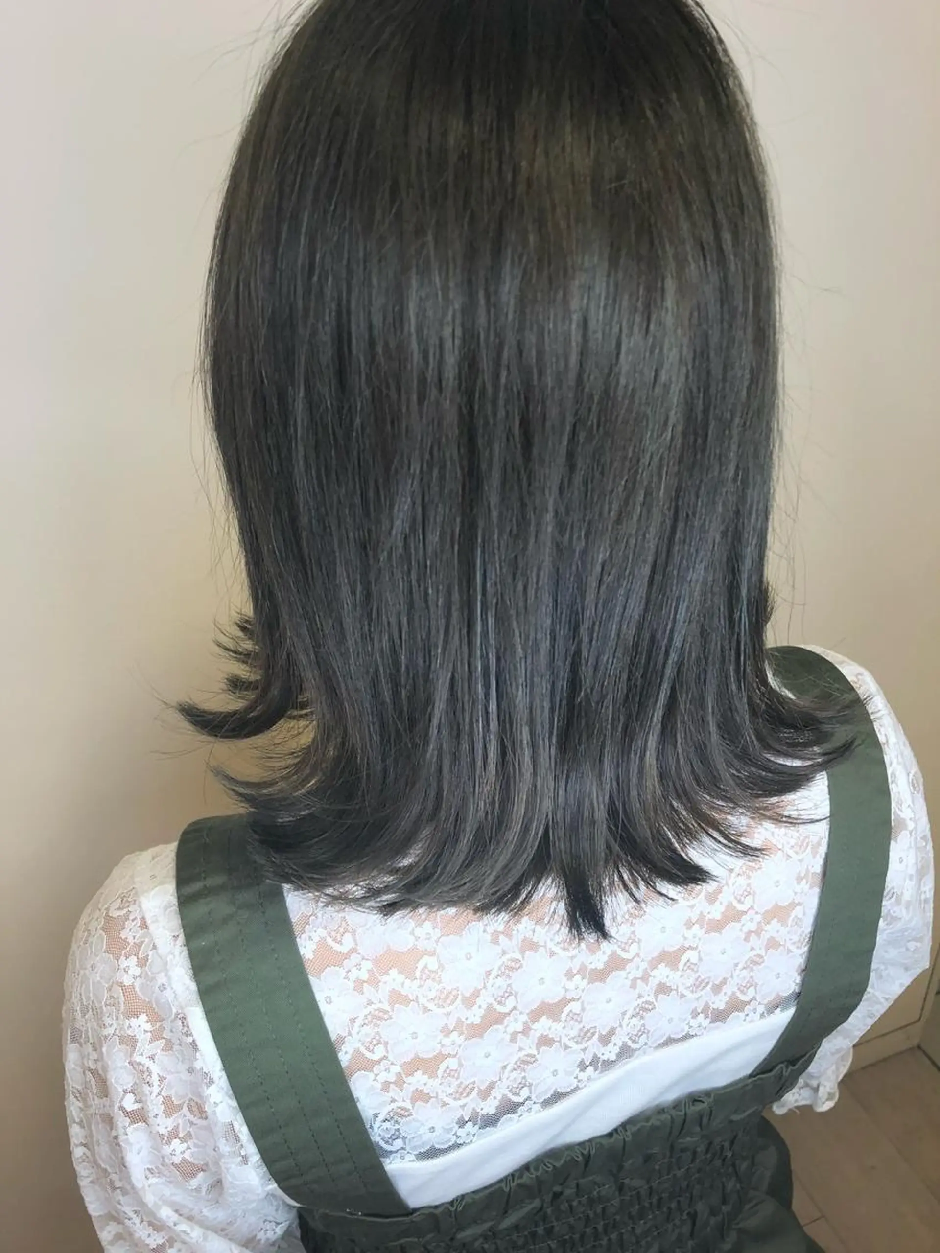 ミディアム アッシュ カット ヘアカラー トリートメント 松佐 ゆかりのヘアスタイル