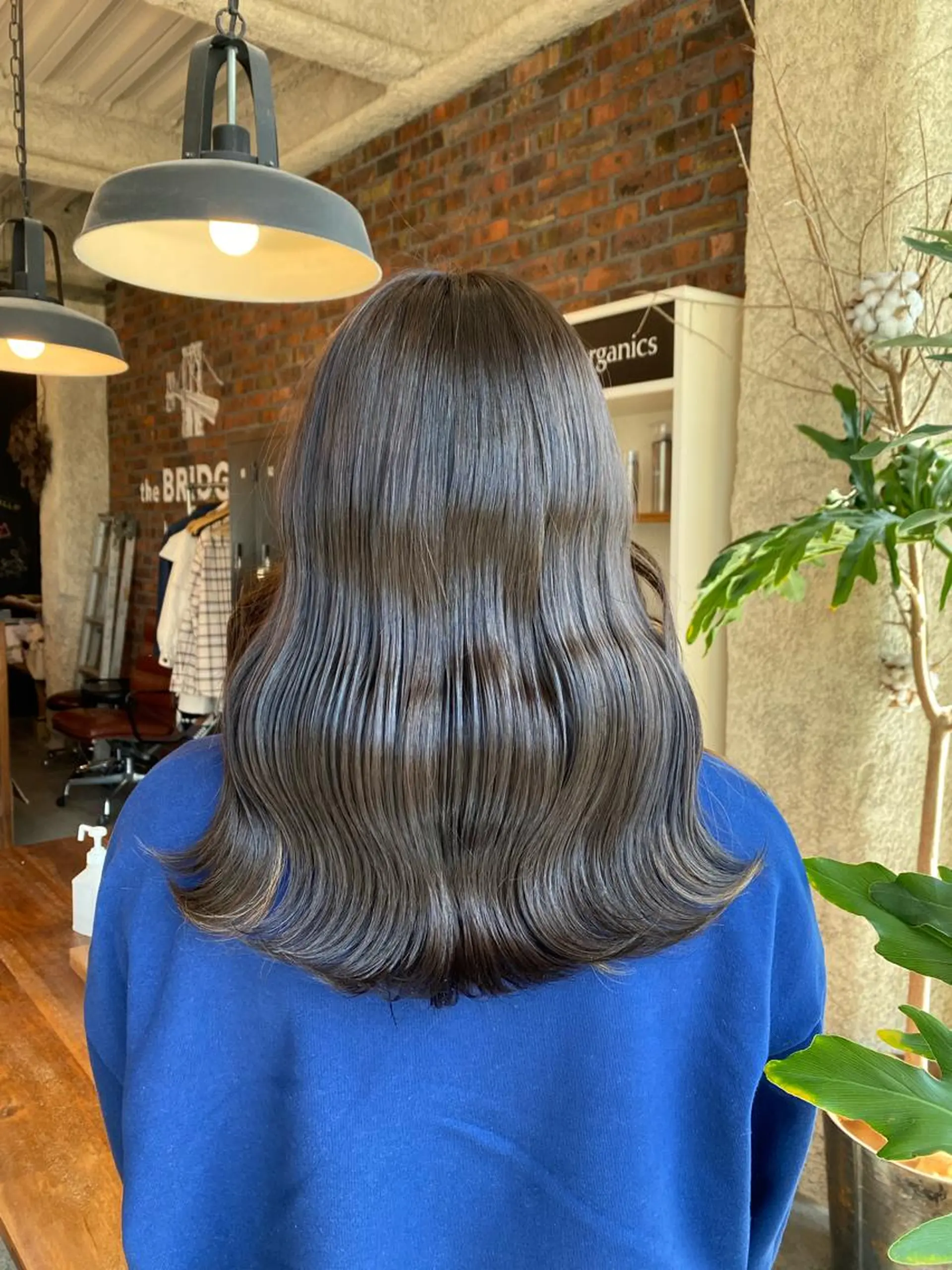 ミディアム カラー ブリーチ グレージュ ブリーチなしカラー the BRIDGE 加藤みのりのヘアスタイル