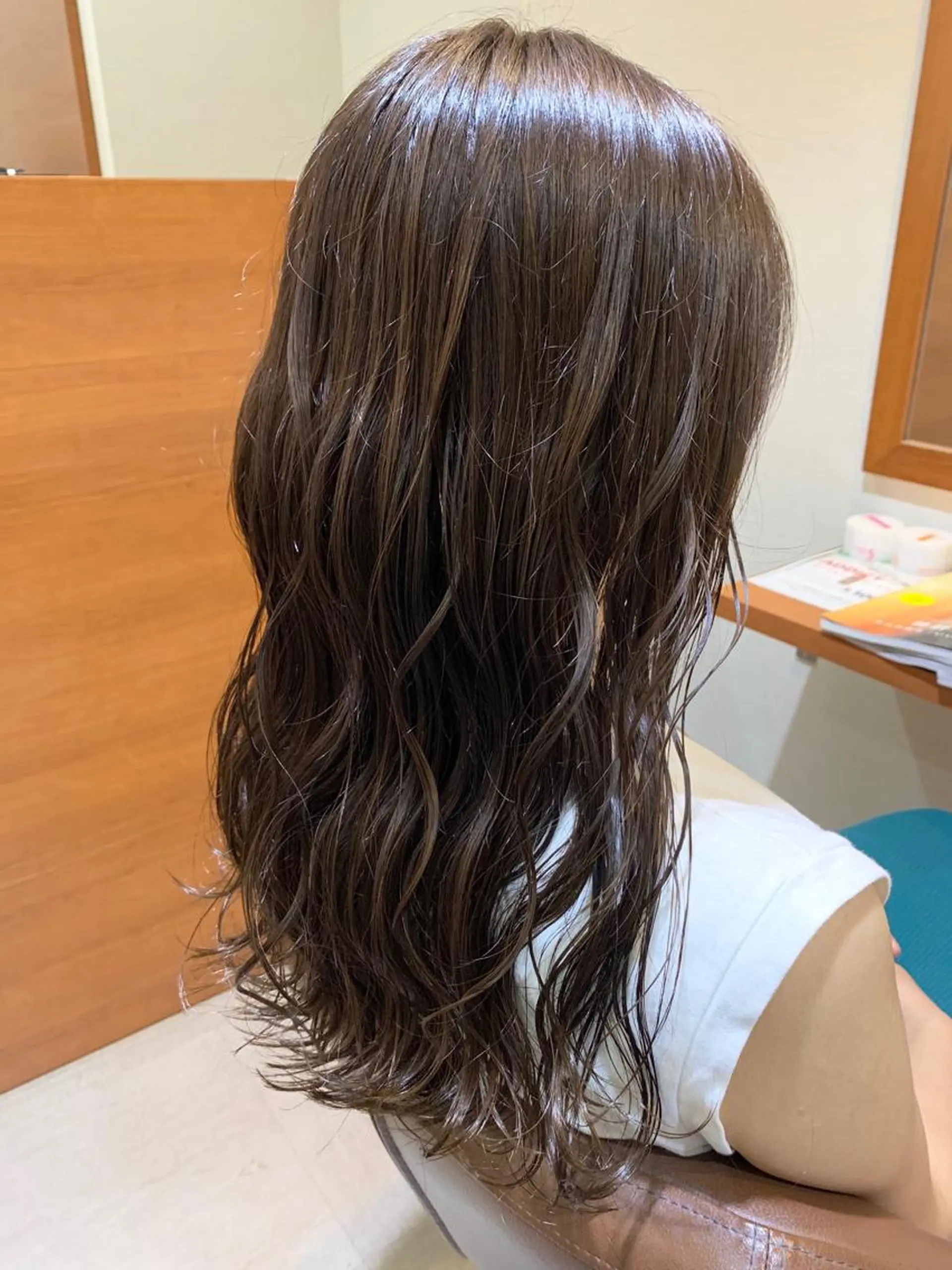 セミロング カラー パーマ 蓮見  友里のヘアスタイル