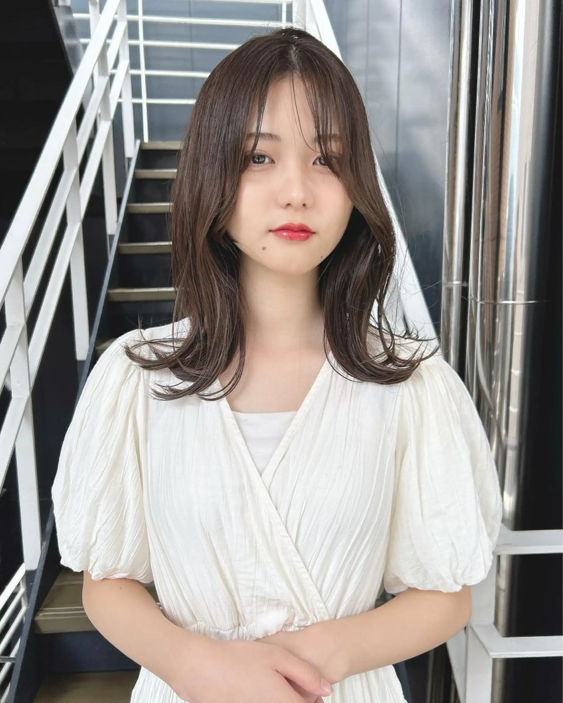 セミロング 韓国🇰🇷レイヤー カットオリーブカラーのヘアスタイル
