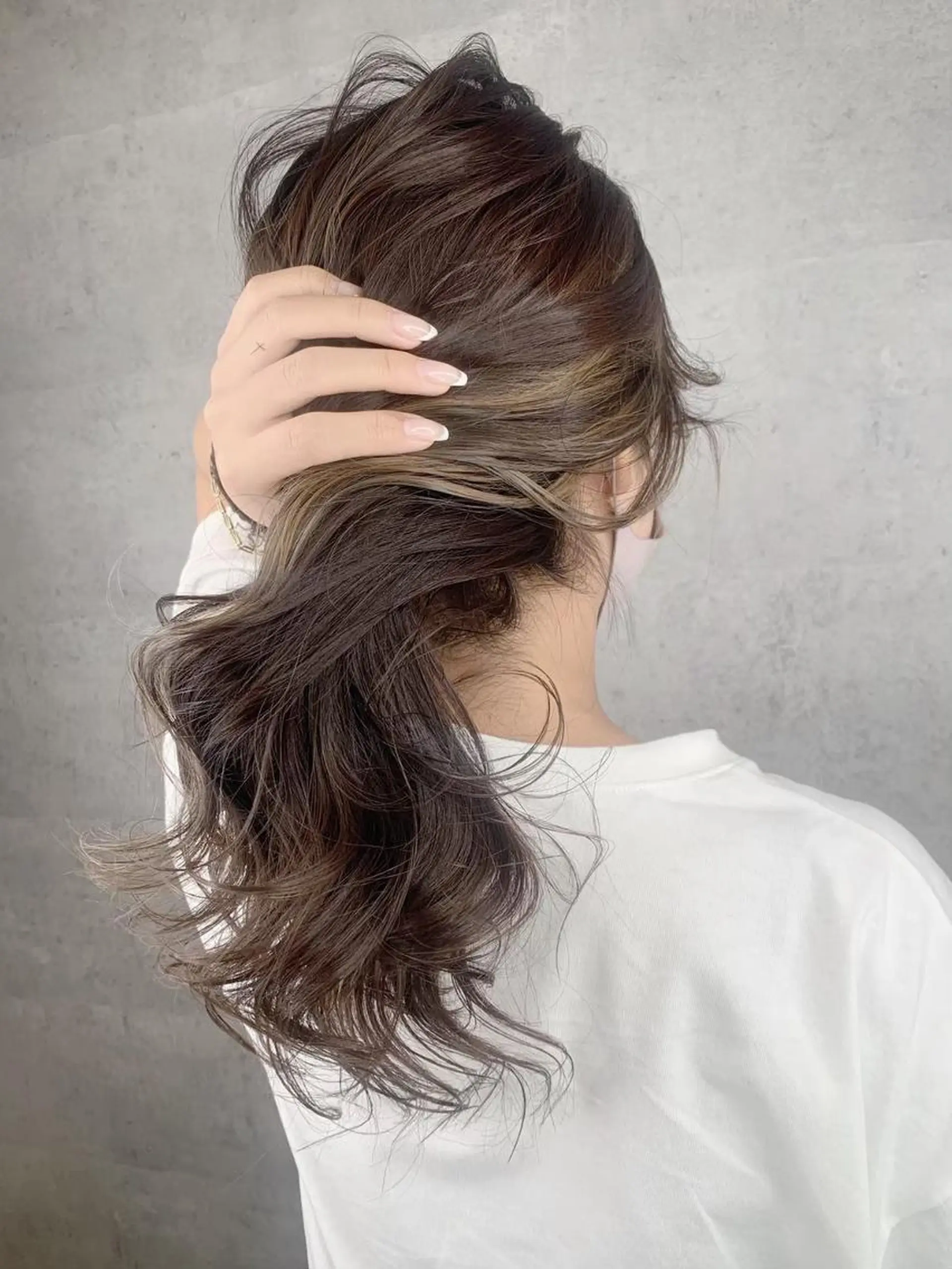 セミロング ボブ 斜めバング 外国人風カラー 伸ばしかけ ハイライト カット ヘアカラー トリートメント ＿WHITE鳳店 アンダーバーホワイトのヘアスタイル