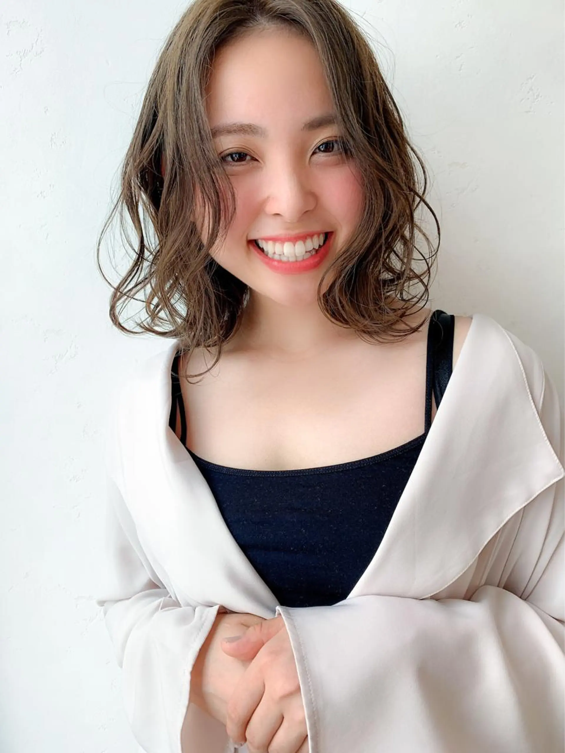 ミディアム カラー ヘアアレンジ グレージュ ボブ 伸ばしかけ 外ハネヘア 🍎吉川浩生 トップスタイリストのヘアスタイル