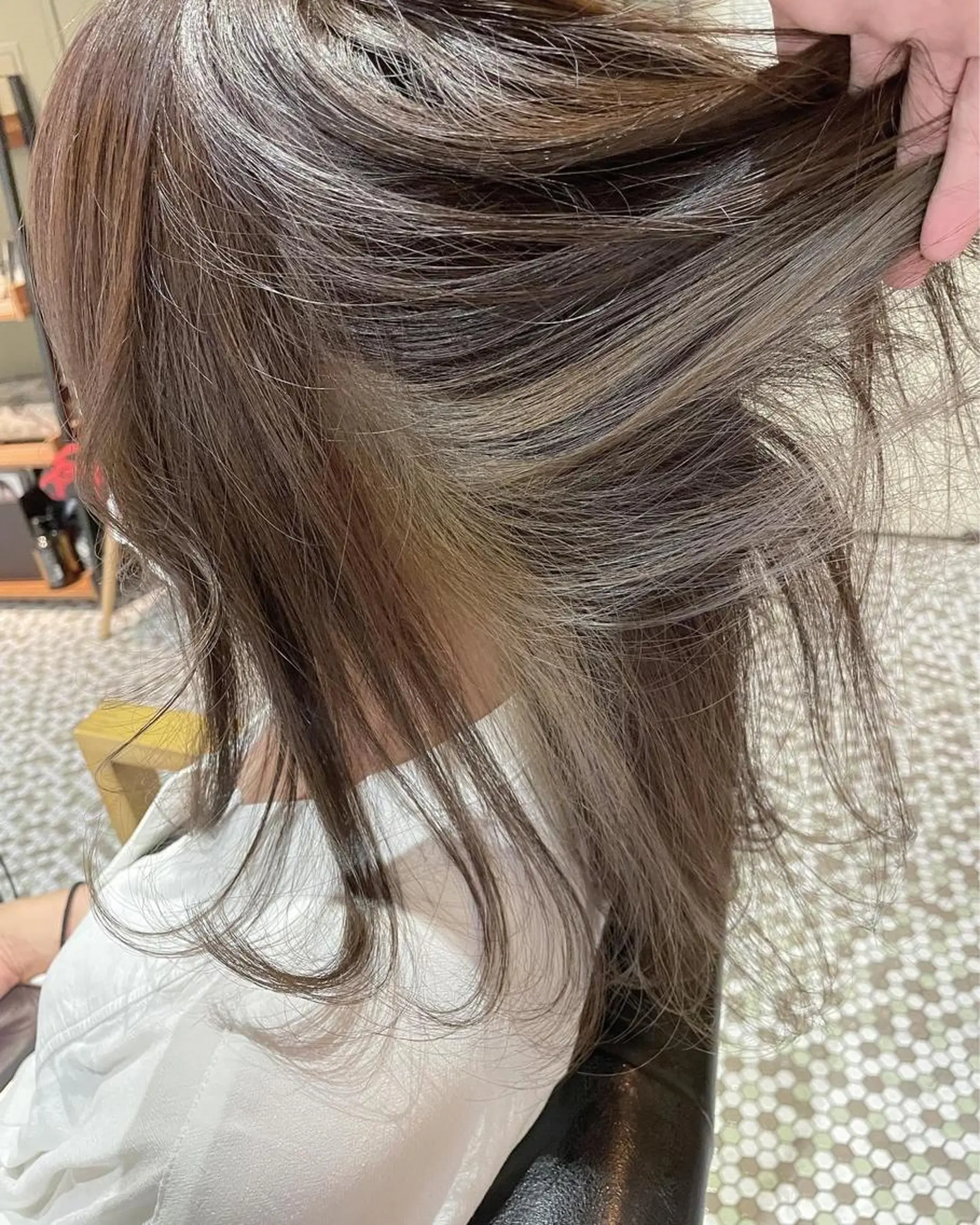 セミロング カラー ベージュカラー インナーカラー 外ハネヘア トリートメント ヘアカラー Hiro ヒロのヘアスタイル