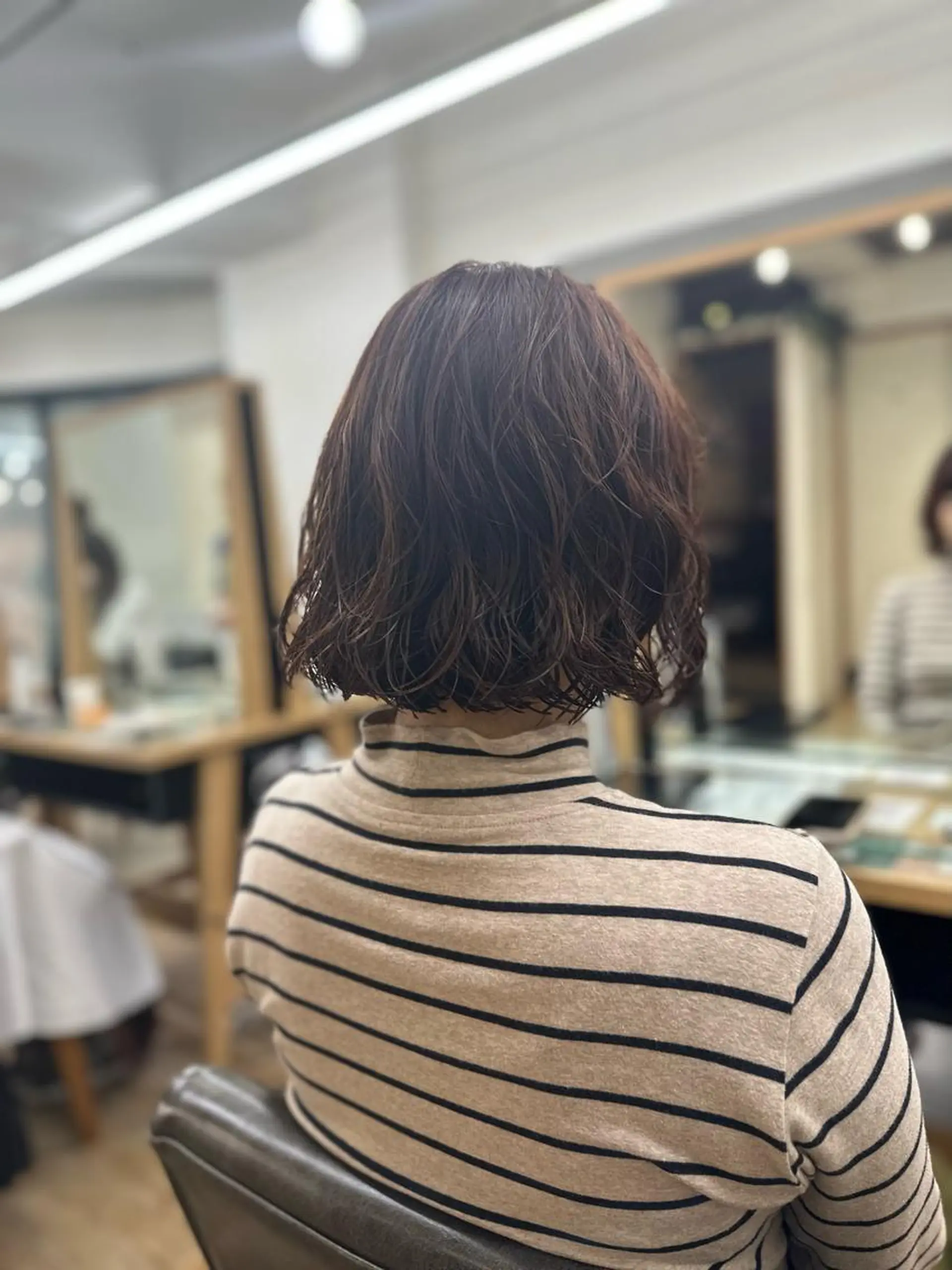 ミディアム カラー パーマ ヘアアレンジ メンズ キッズ ネイル マツエク・マツパ アイブロウ カット パーマ レイヤーカット／顔周 りカット/縮毛矯正のヘアスタイル