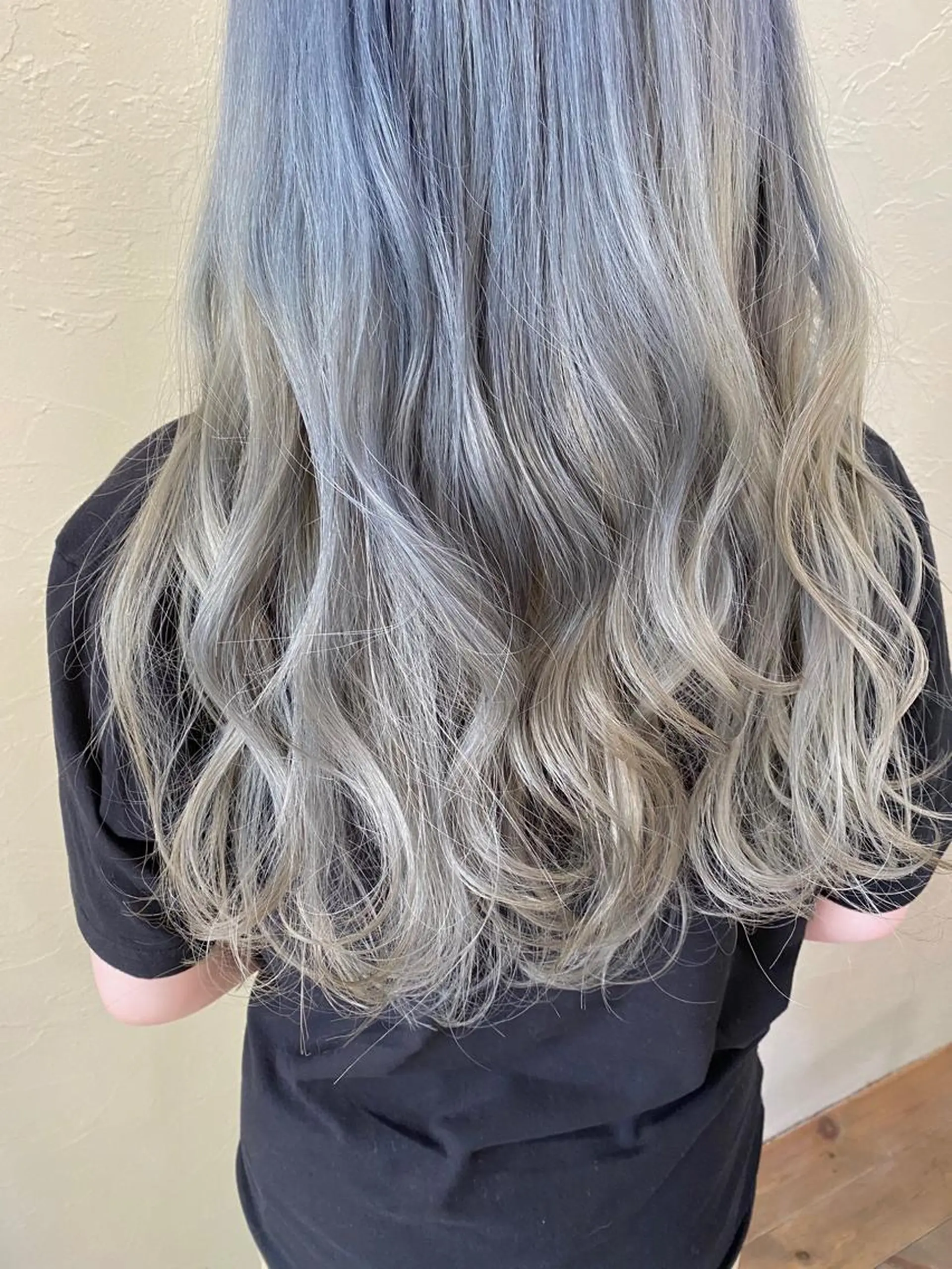 ロング カラー ベージュカラー ブリーチ ブルーカラー グラデーションカラー ホワイトベージュ ヘアカラー トリートメント ENIF ヤマグチアツコのヘアスタイル