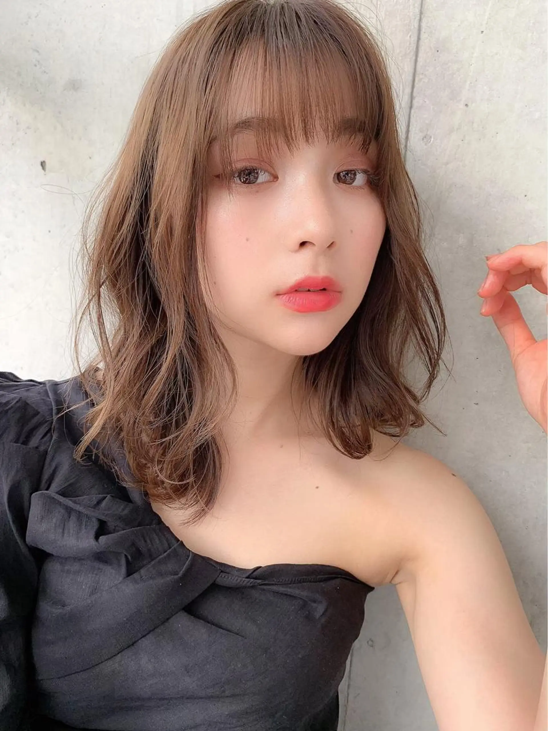 ミディアム カラー レイヤーカット 透明感カラーのヘアスタイル