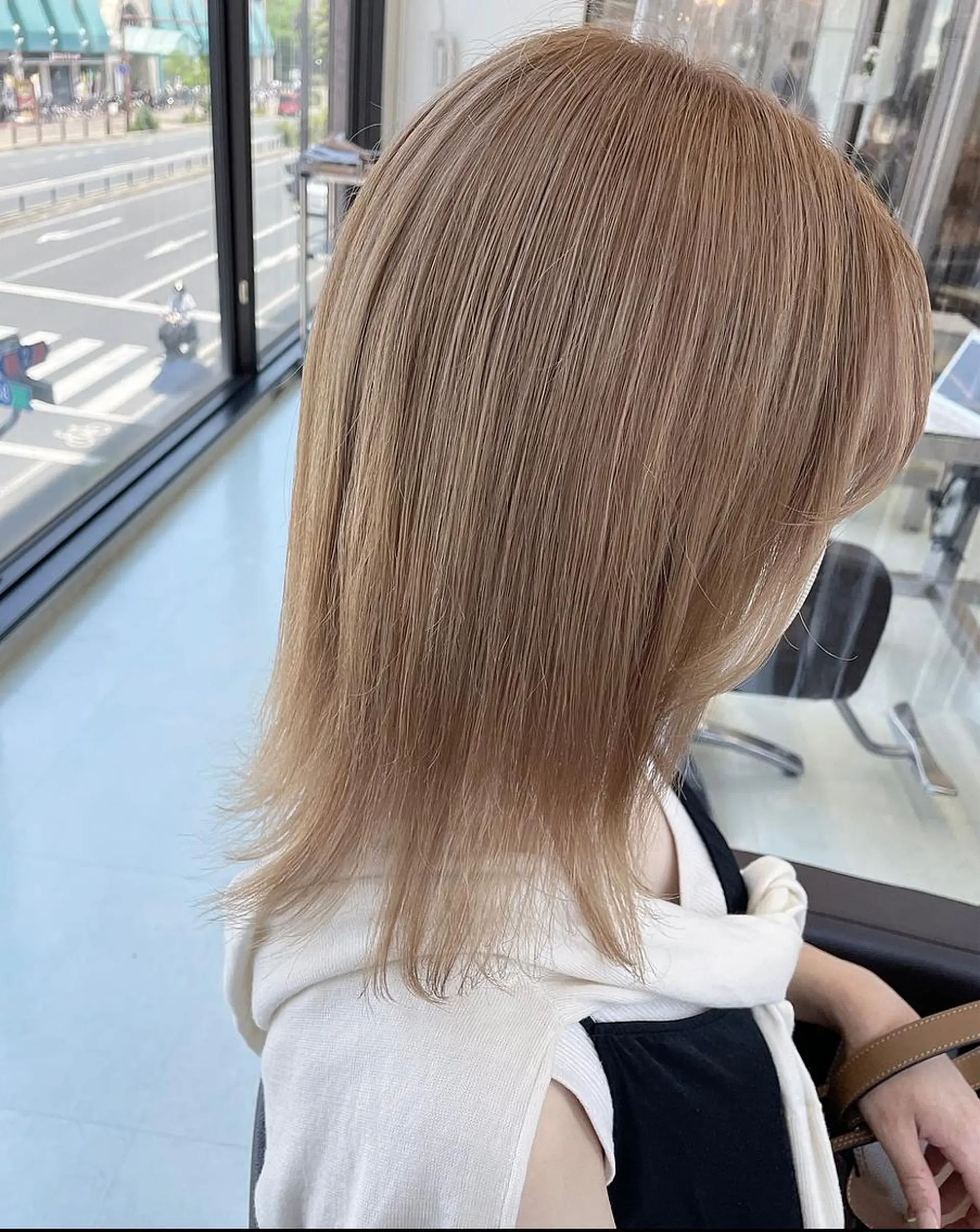 ミディアム カラー ベージュカラー ハイトーンカラー ハイトーンベージュ カット ヘアカラー ヘアーメイクWiLL 西宮店所属・川上 紗也加のヘアスタイル