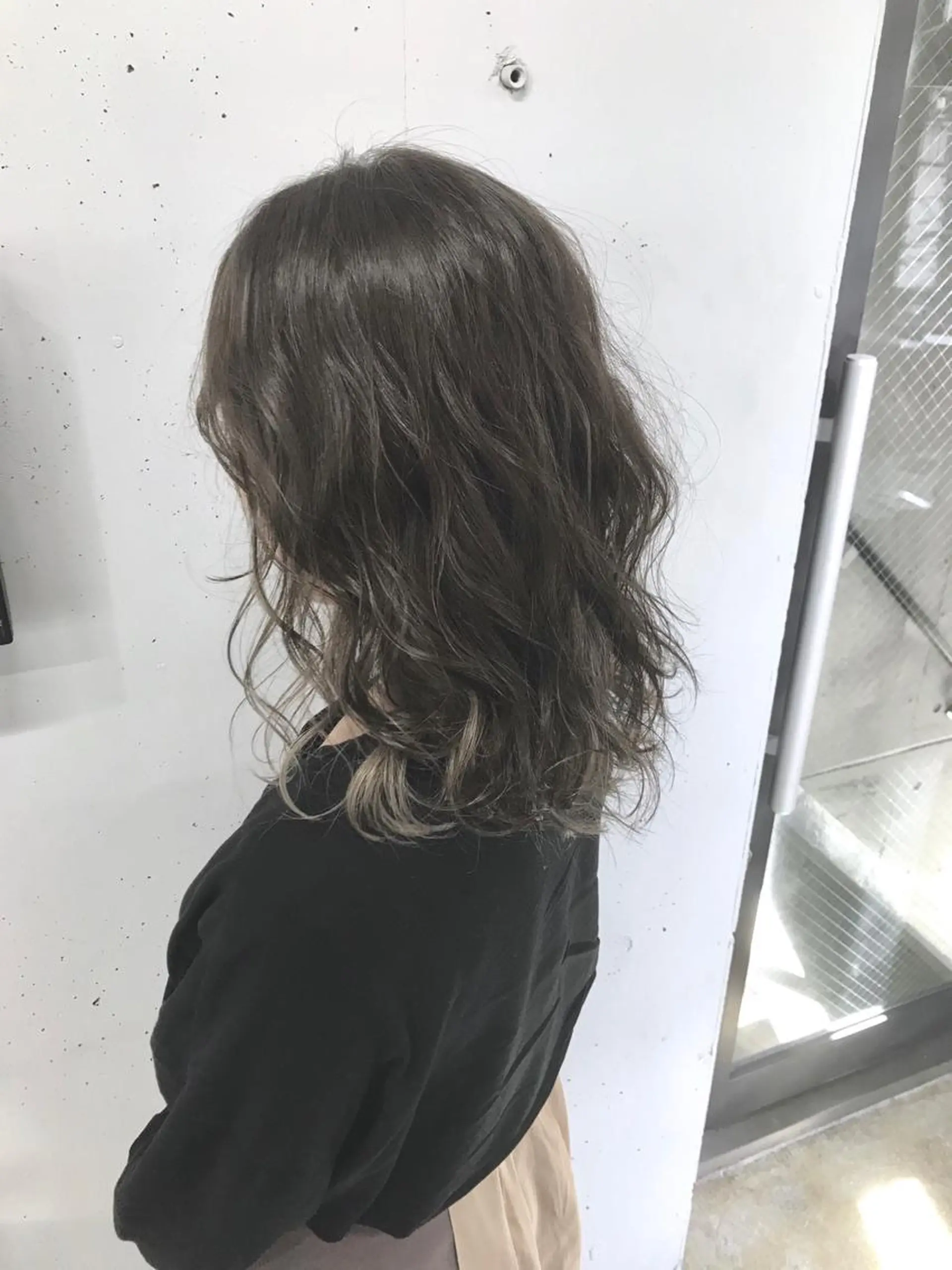 セミロング カラー インナーカラー ヘアカラー トリートメント 新井 広樹のヘアスタイル