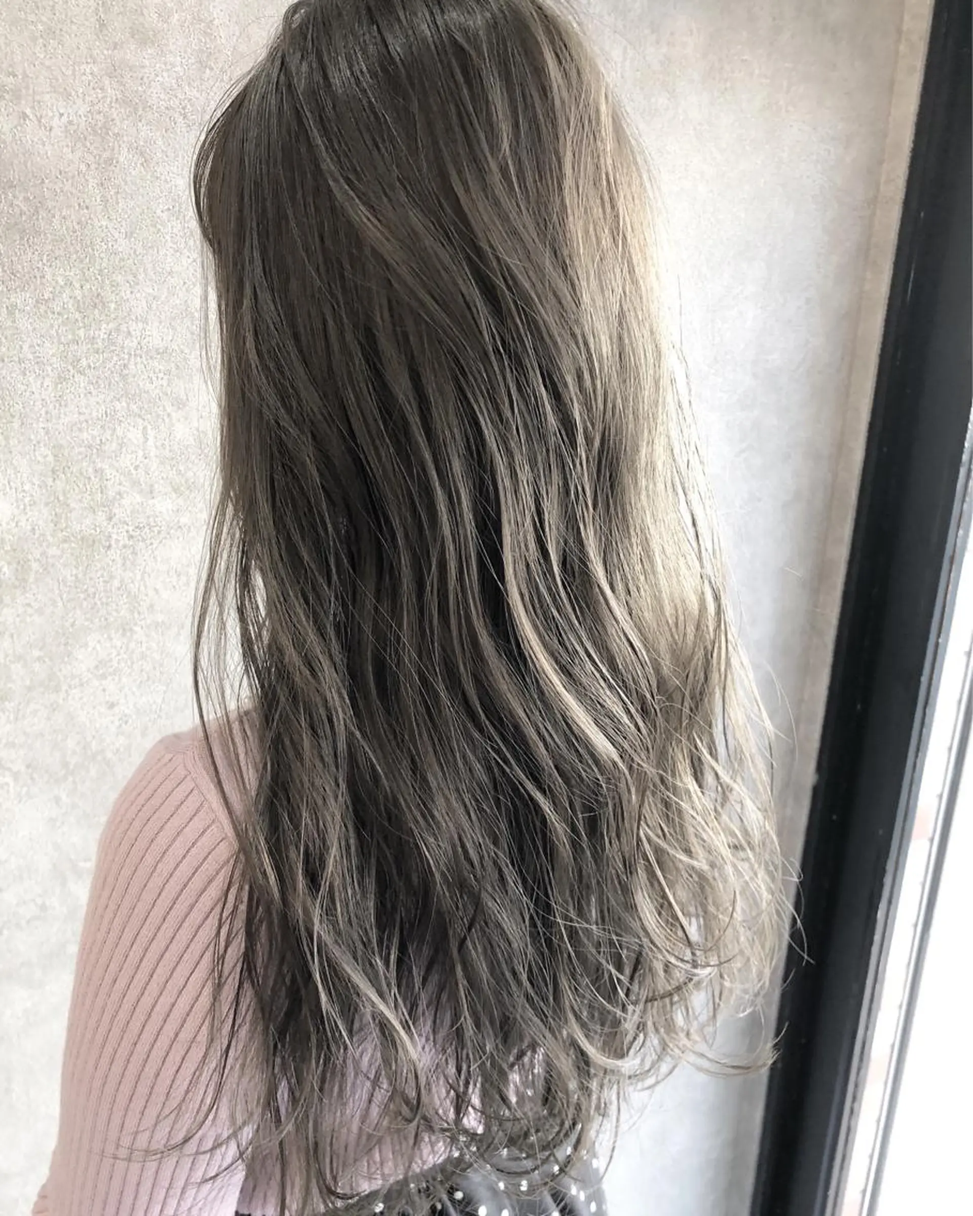 ロング カラー カット ヘアカラー トリートメント 顔周りレイヤー/韓国 ブリーチminamiのヘアスタイル