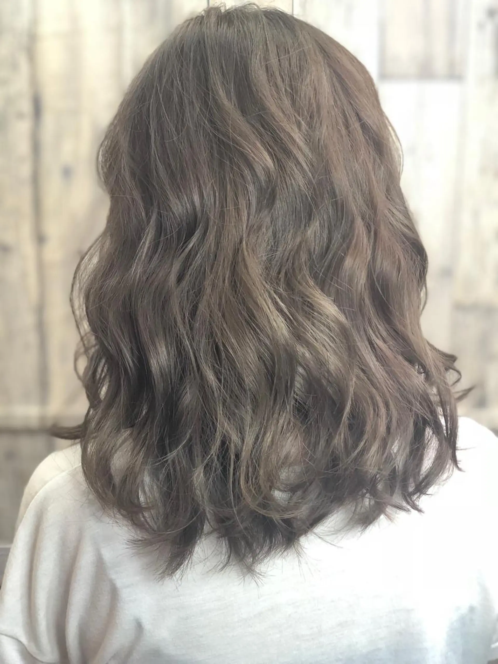 セミロング アッシュ ヘアカラー 吉野 瑳桜のヘアスタイル