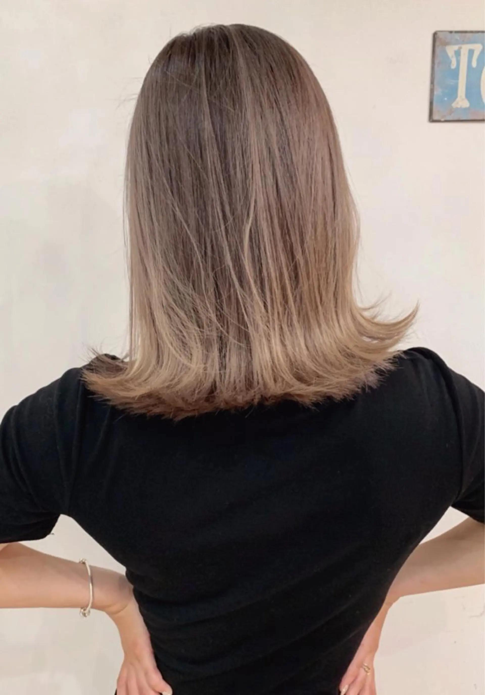 ミディアム カラー アッシュ バレイヤージュ ブリーチ デザインカラー グレージュ カット 京都大人女性ショート 徒歩1分/秋山のヘアスタイル