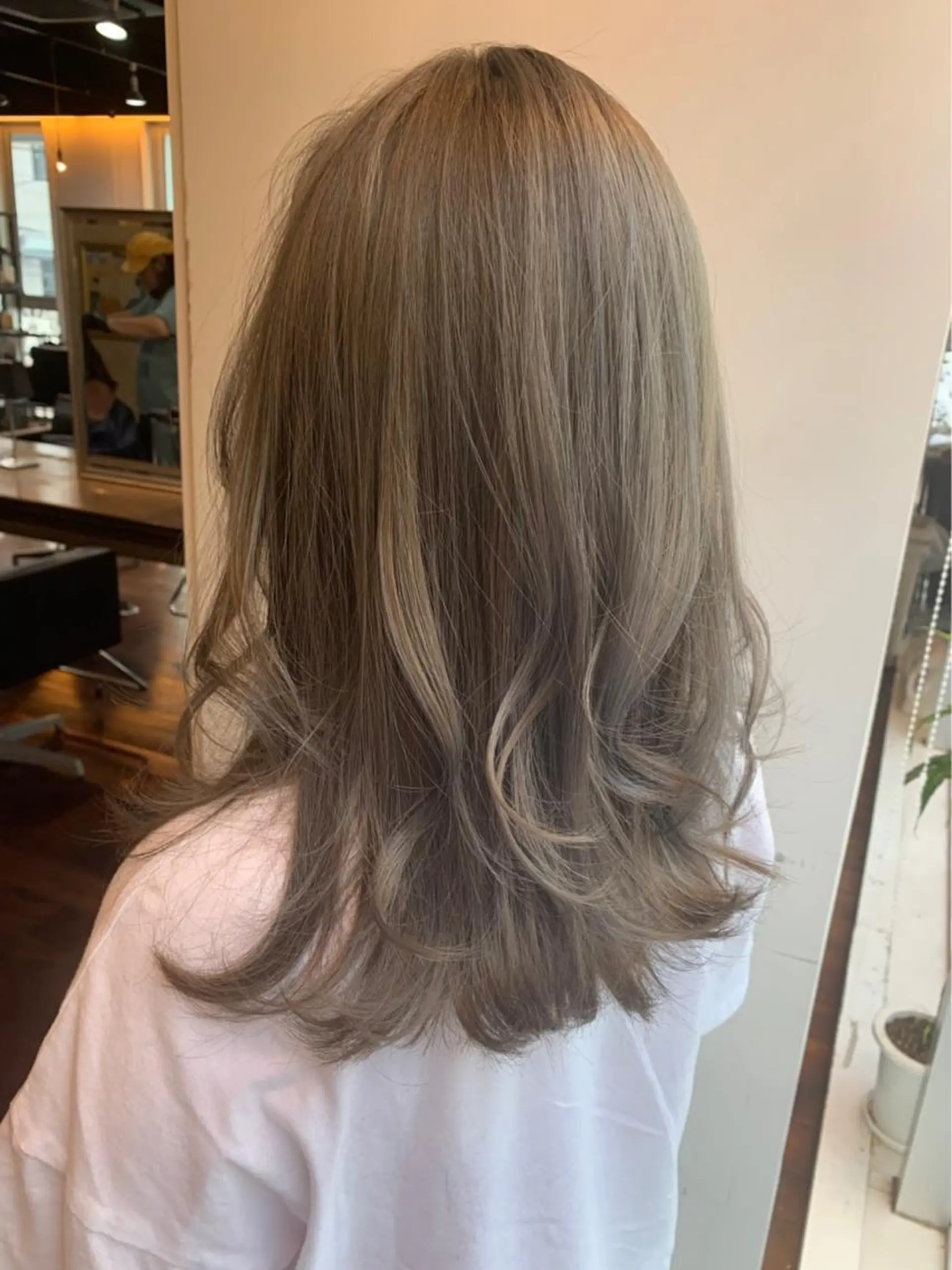 セミロング カラー 吉本 yoshimotoのヘアスタイル