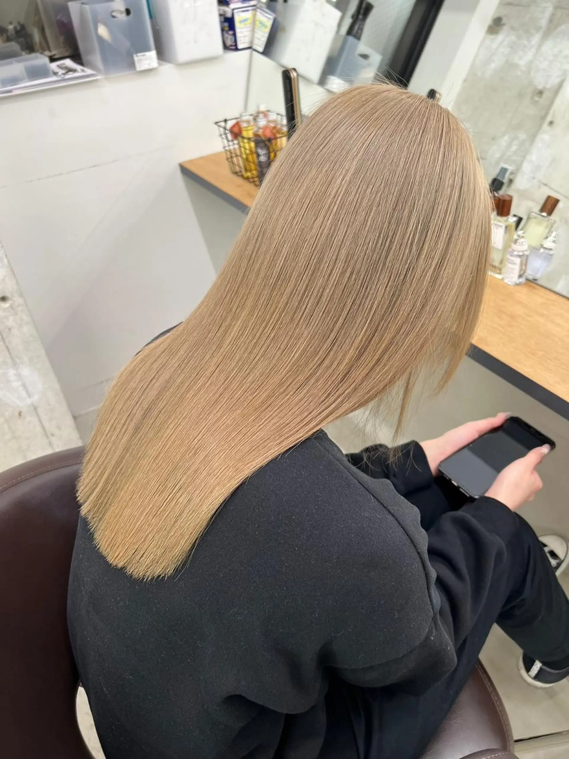 ミディアム カラー パーマ ヘアアレンジ ミディアムパーマ アディクシーカラー ベージュカラー ブリーチ ケアカラー カット トリートメント ヘアケア特化型サロン newi 梅田のヘアスタイル