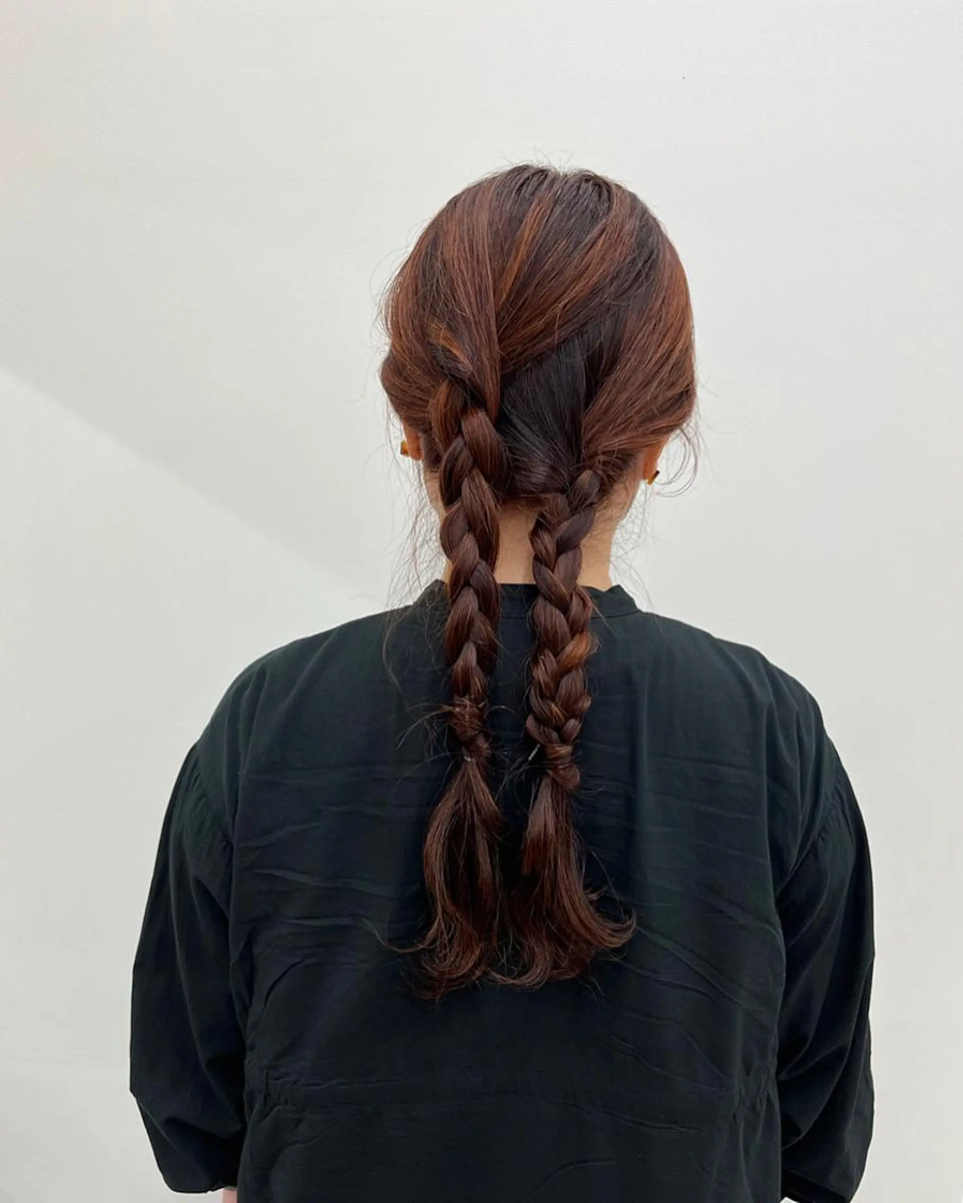カラー ヘアアレンジ ハイライトカラー オレンジ 三つ編み 結婚式お呼ばれヘア セット🌼Tommyのヘアスタイル