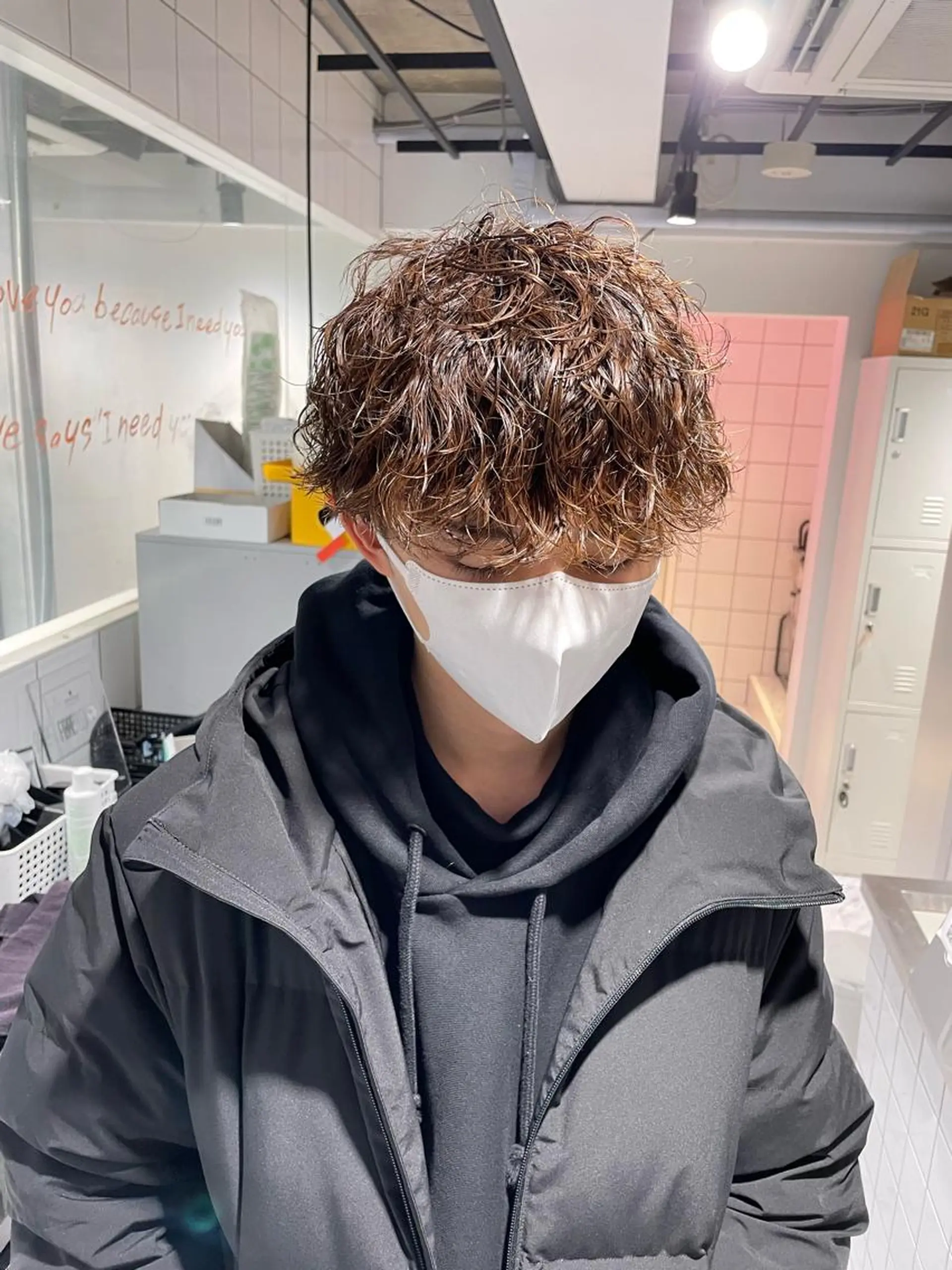 ショート カラー パーマ ヘアアレンジ メンズ アイブロウ メンズブリーチ センターパート メンズハイライト メンズハイトーン マッシュウルフ カット パーマ トリートメント ヘッドスパ ヘアセット スパイキー/フェザー /波巻き/かいとのヘアスタイル